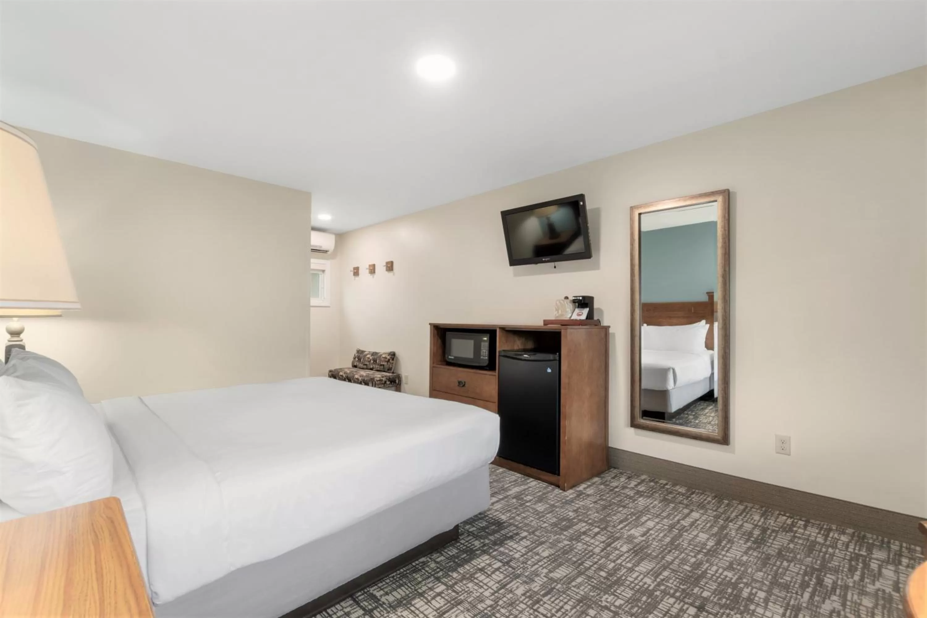 Bed in Top Notch Inn