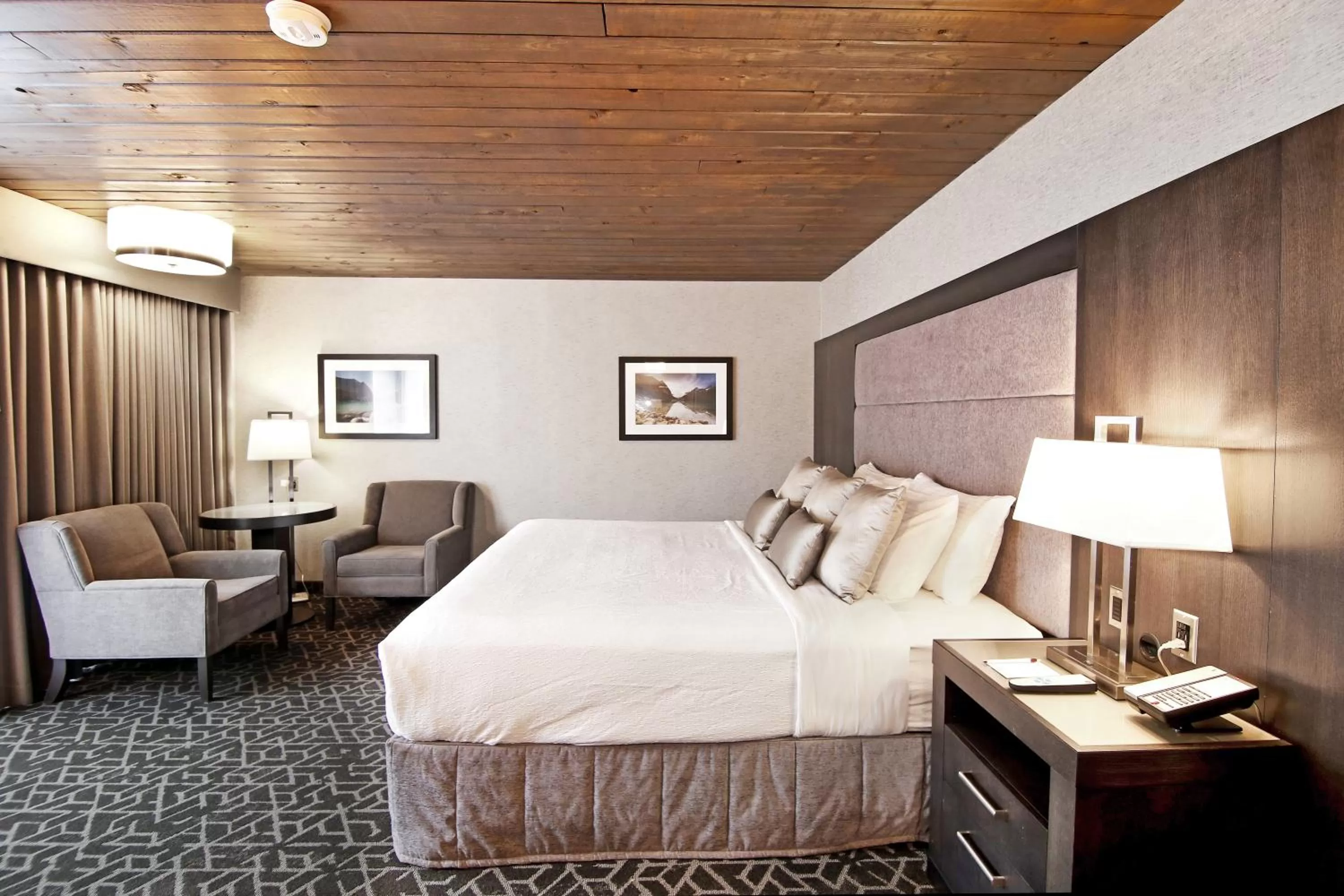 Bed in Best Western Plus Banff International Lodge