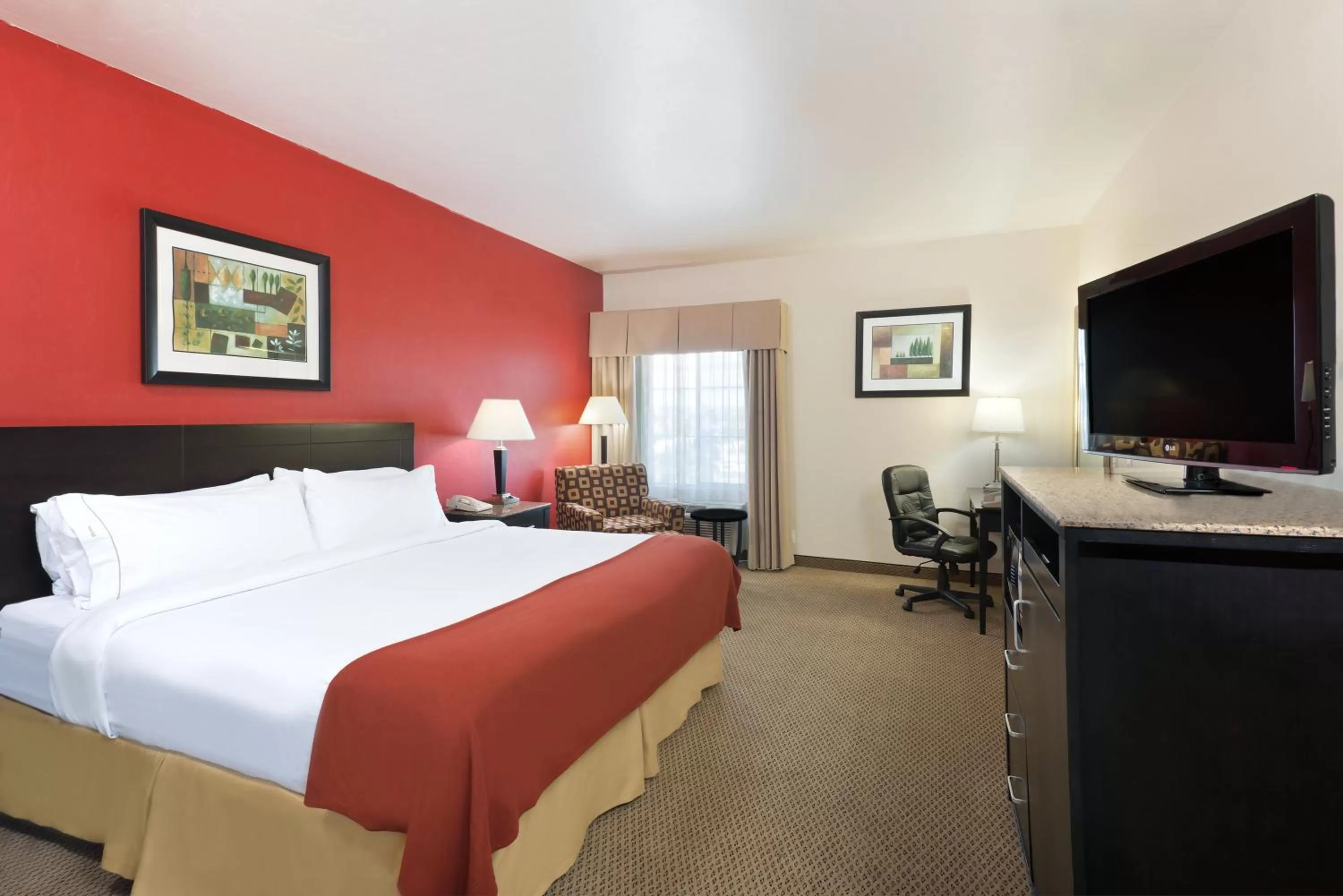 Photo of the whole room, Bed in Holiday Inn Express & Suites Casa Grande by IHG