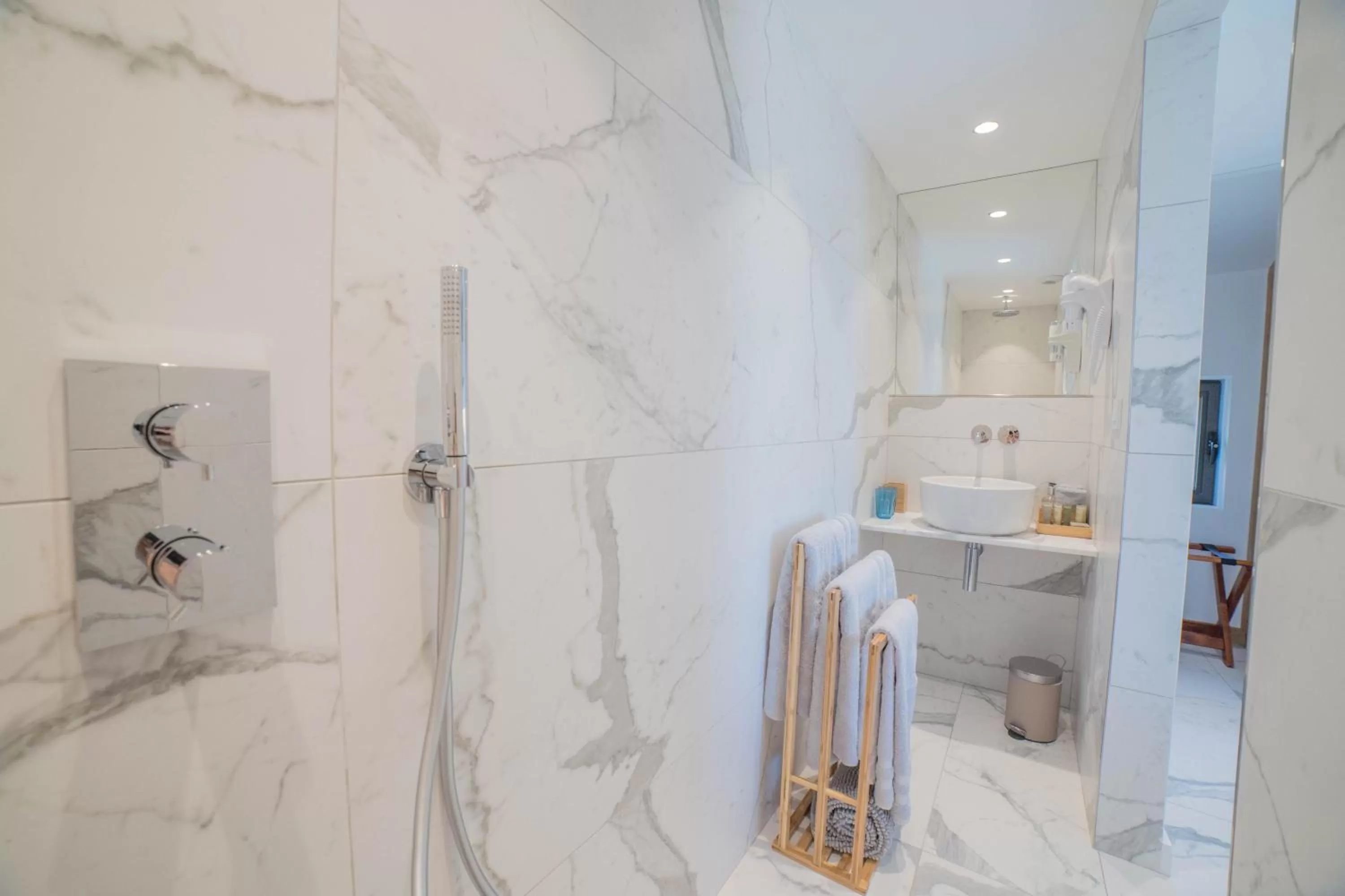 Shower in Hotel le Mandala