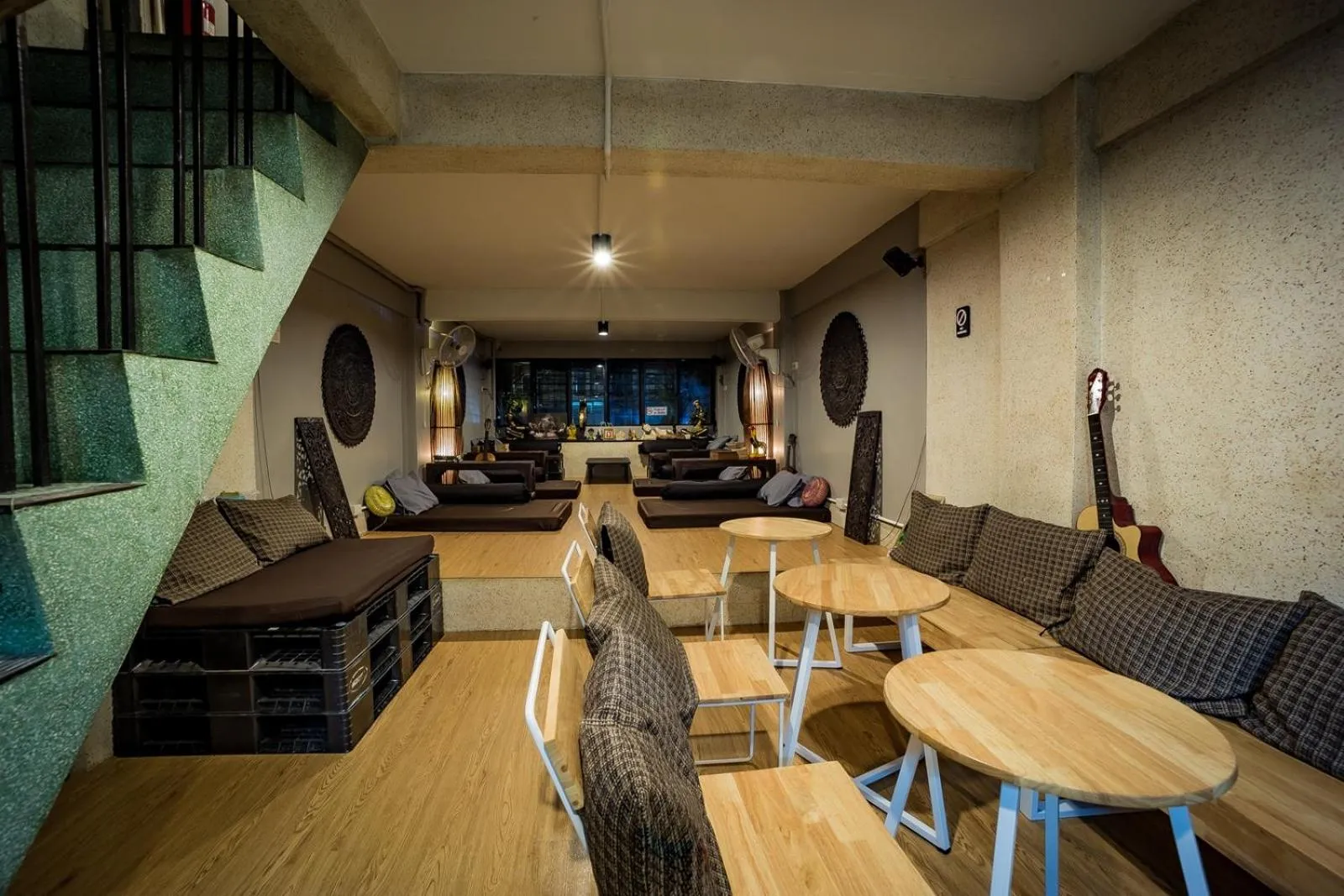 Seating area in Mind Day Hostel Khaosan