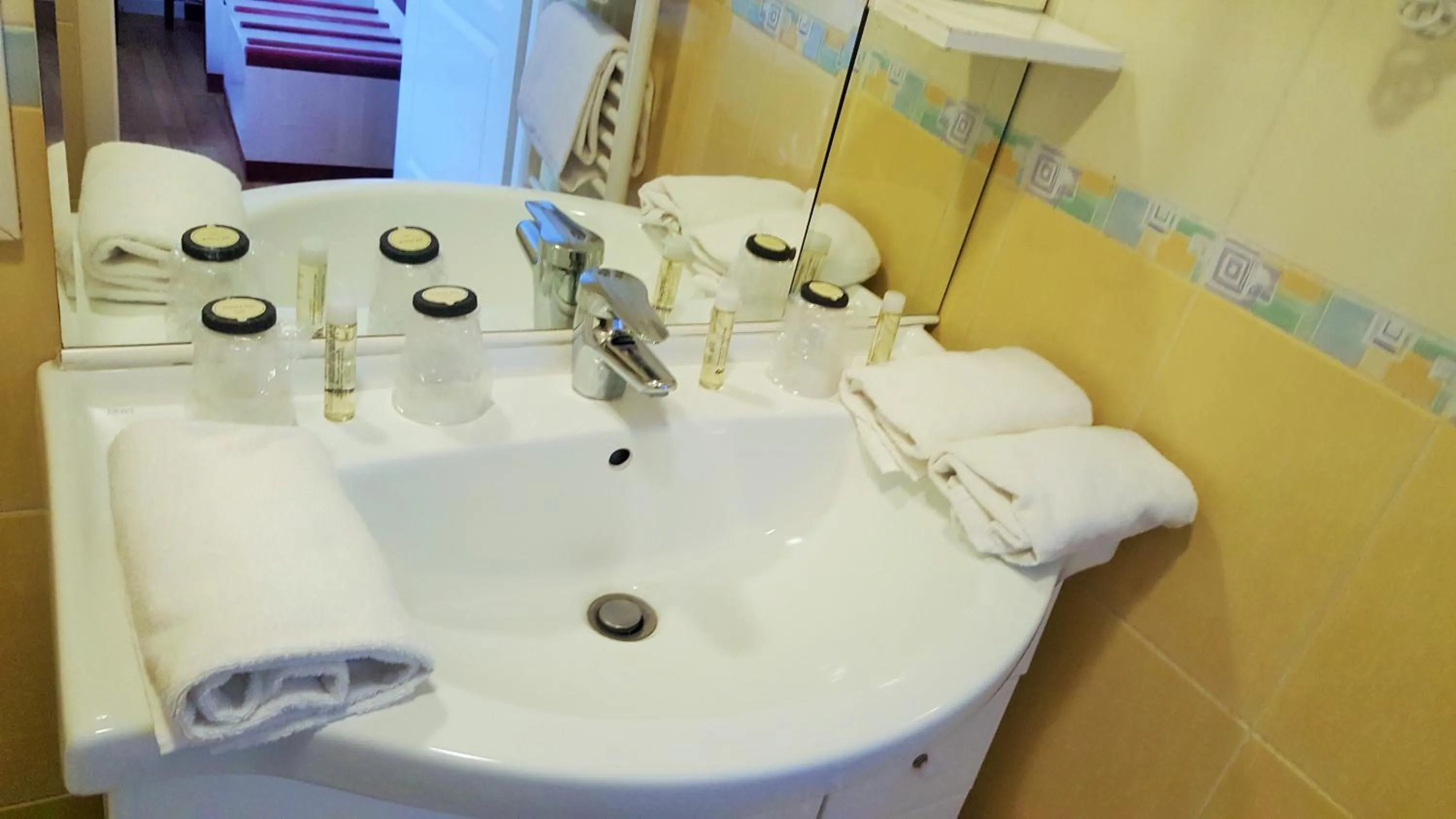 Shower in Modern'Hotel