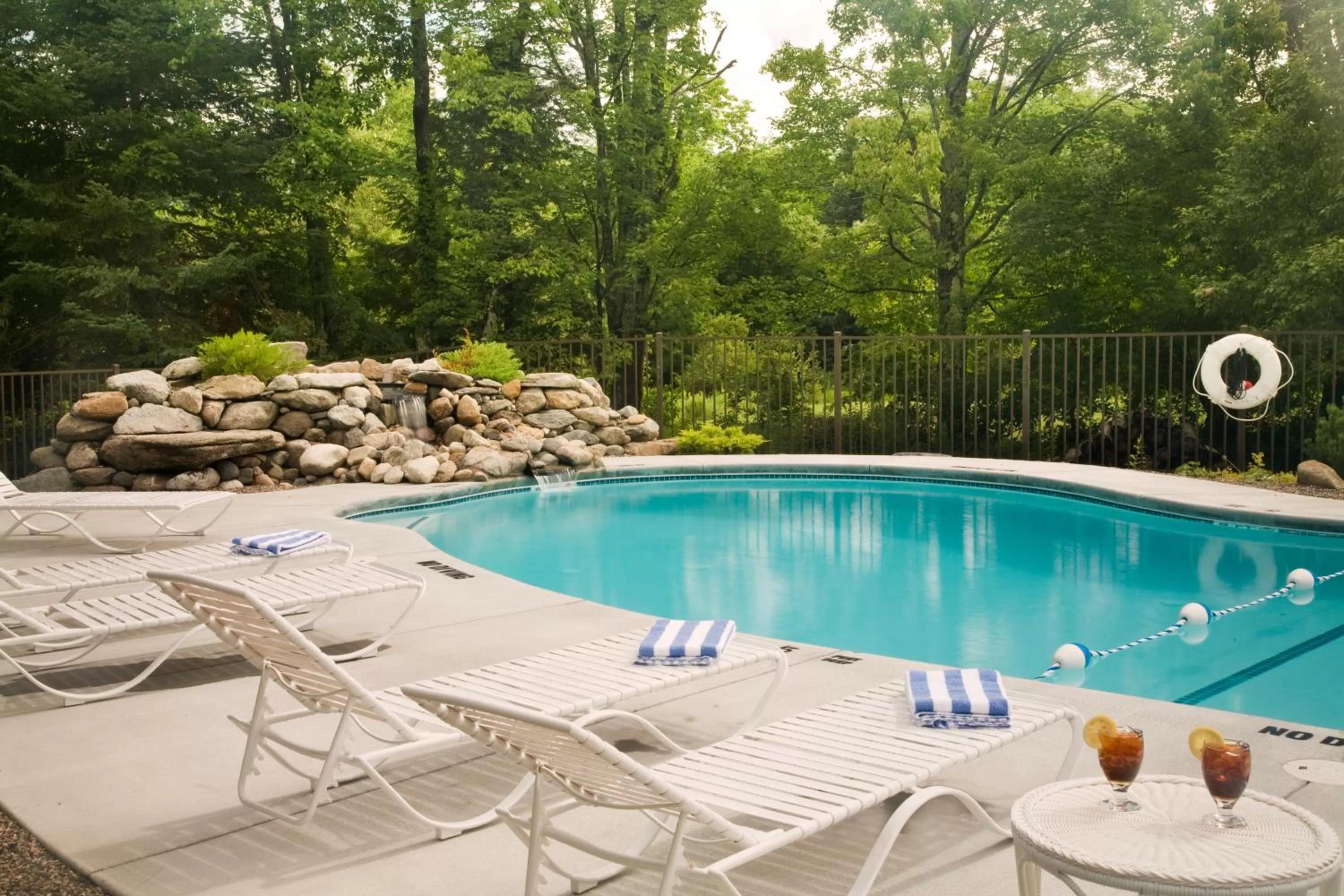 Swimming pool in Sugar Hill Inn