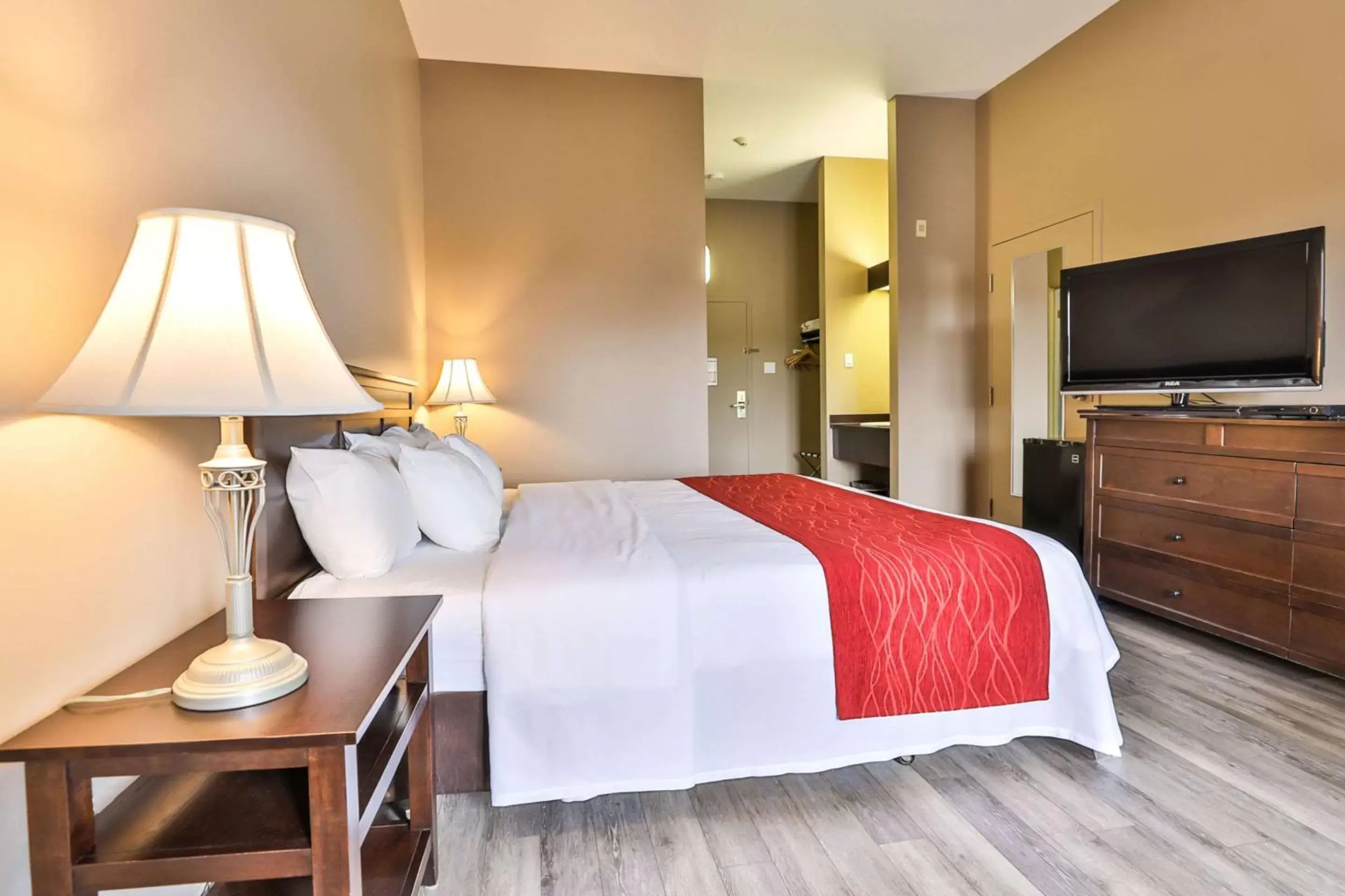 Business King Room - Non-Smoking in Comfort Inn & Suites Business King Room - Non-Smoking in Comfort Inn & Suites