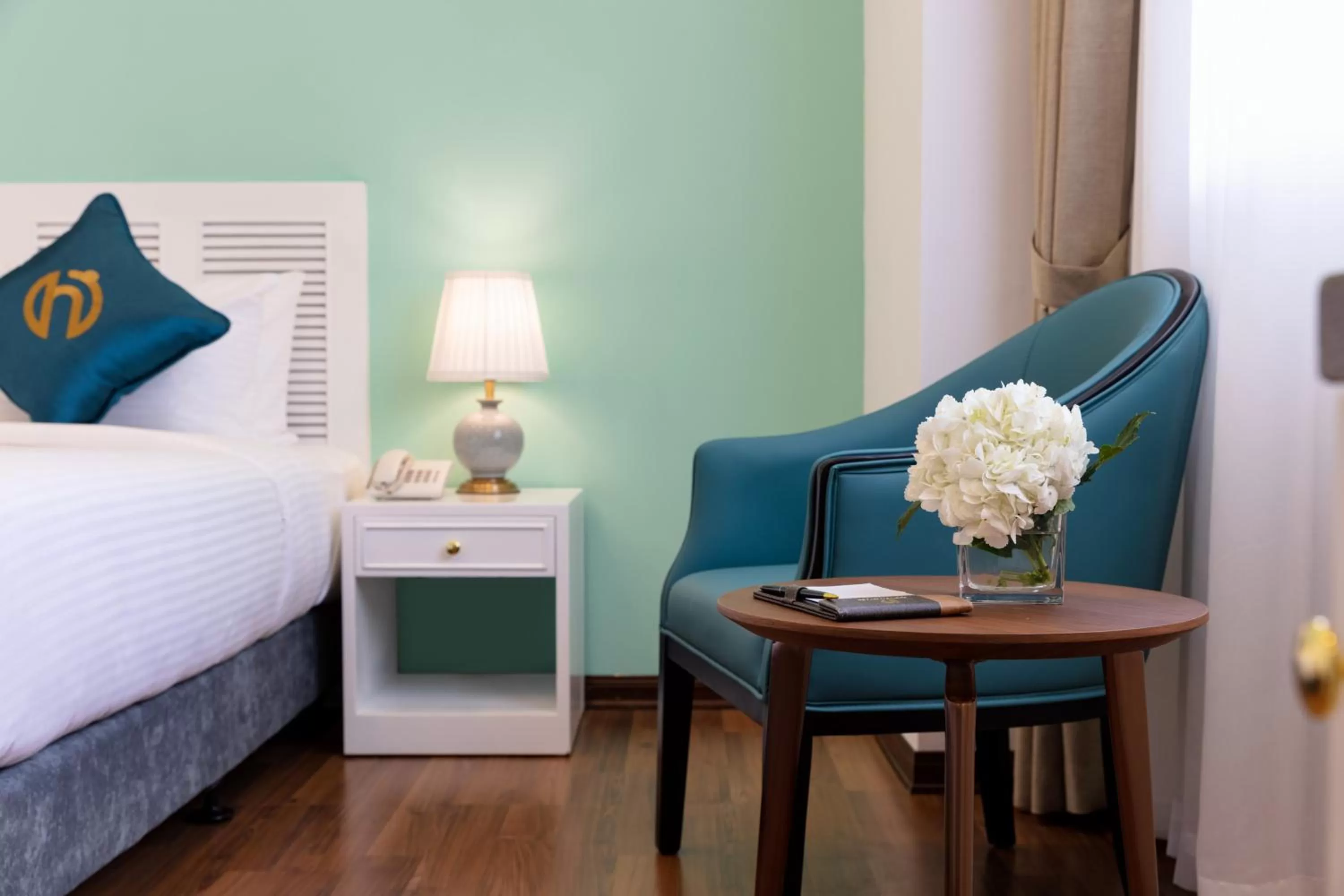 Bed in Minasi HanoiOi Lakeside Hotel