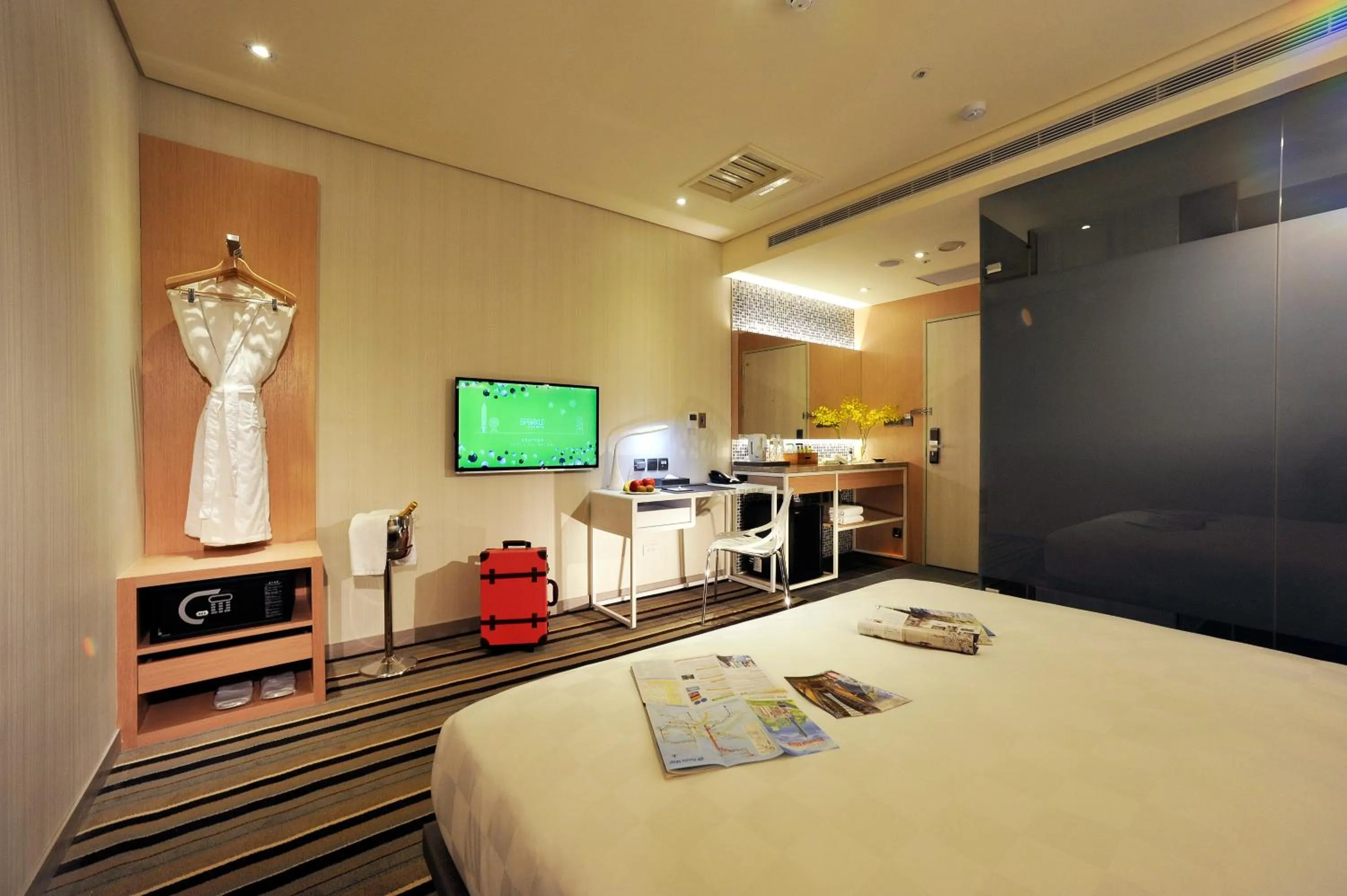 Photo of the whole room, Bed in Taipei 101 SPARKLE Hotel