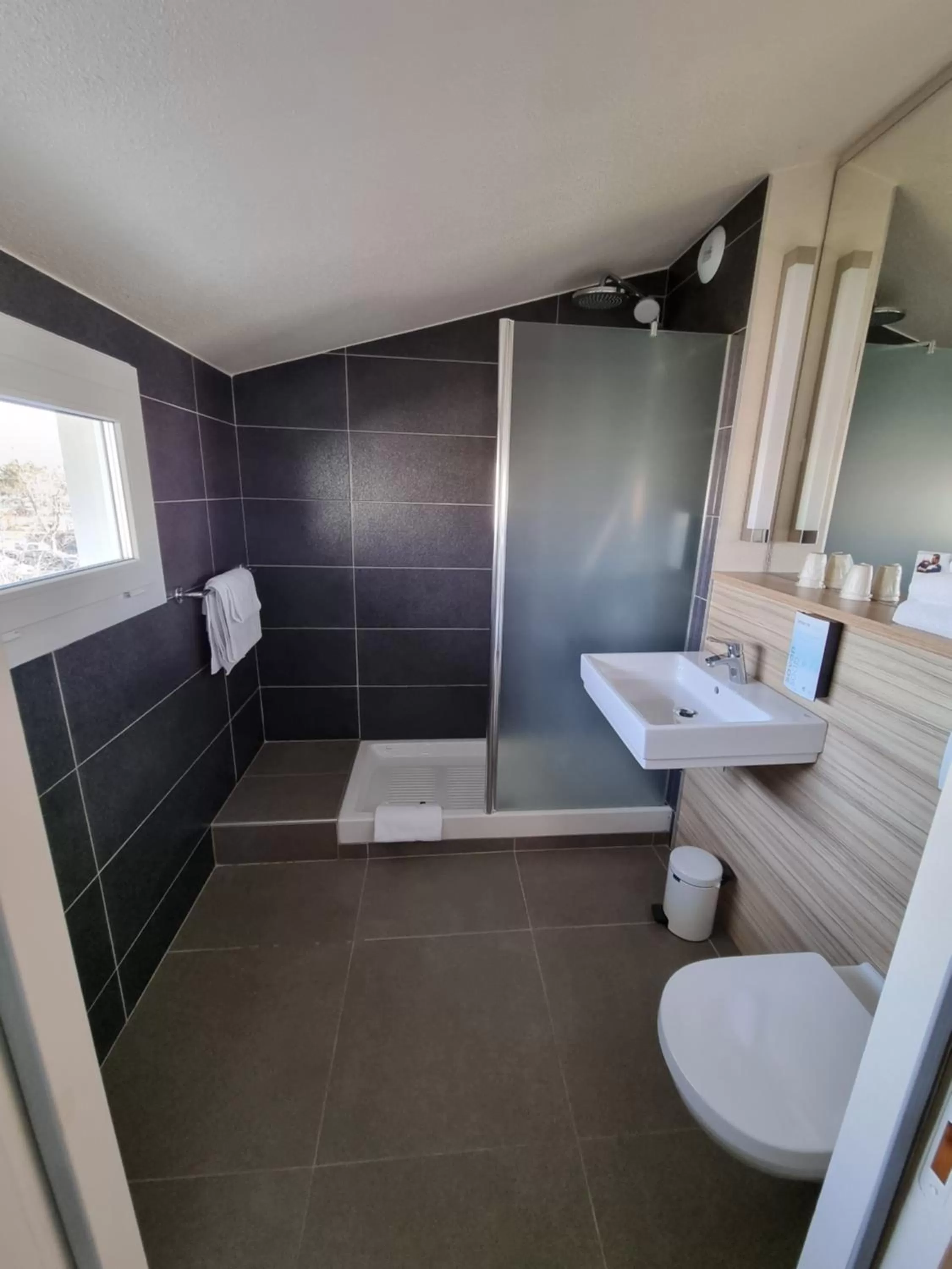 Shower in Campanile Toulouse - Blagnac Aéroport