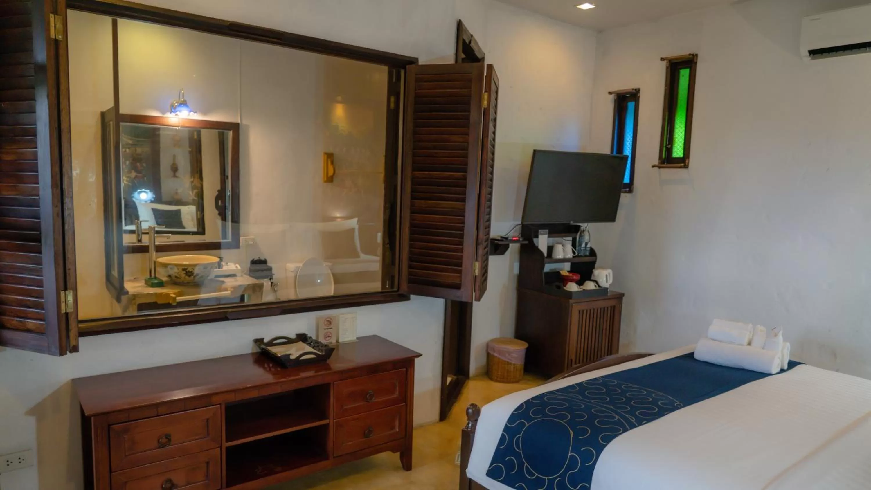 Photo of the whole room, Bed in Cheva Gallery Boutique Hotel