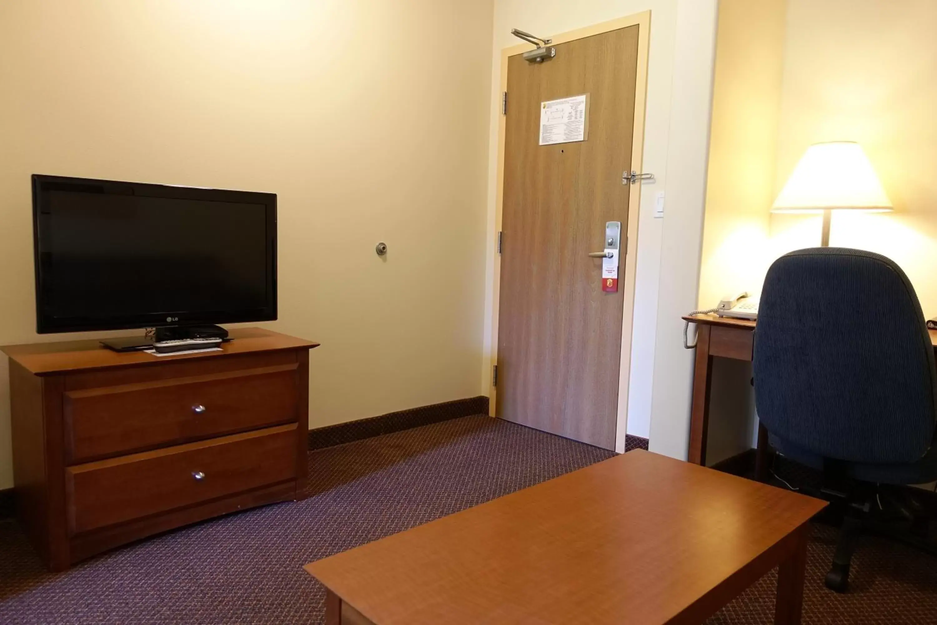 One-Bedroom King Suite with Ocean View - Non-Smoking in Super 8 by Wyndham Caraquet One-Bedroom King Suite with Ocean View - Non-Smoking in Super 8 by Wyndham Caraquet