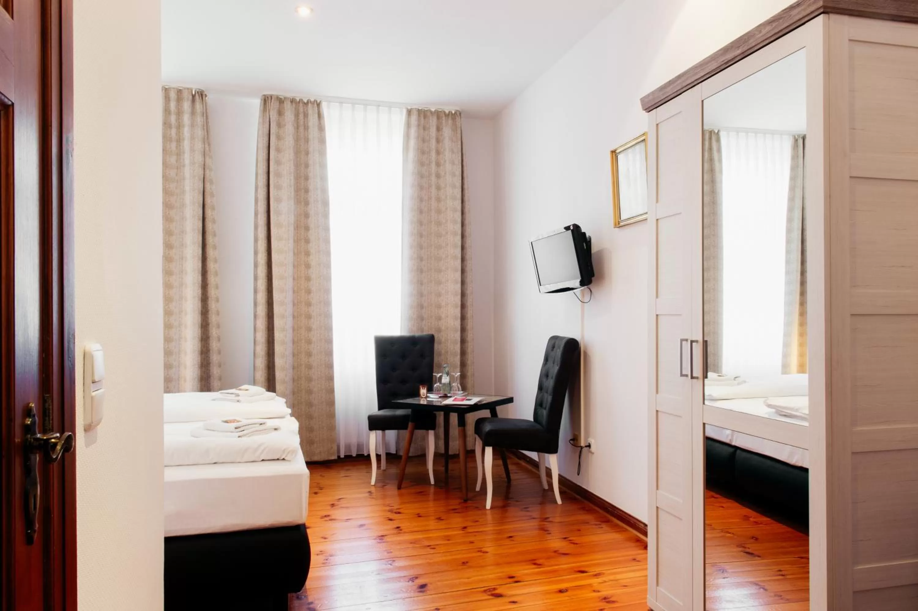 Photo of the whole room, Bed in Hotel & Restaurant "Deutscher Kaiser"