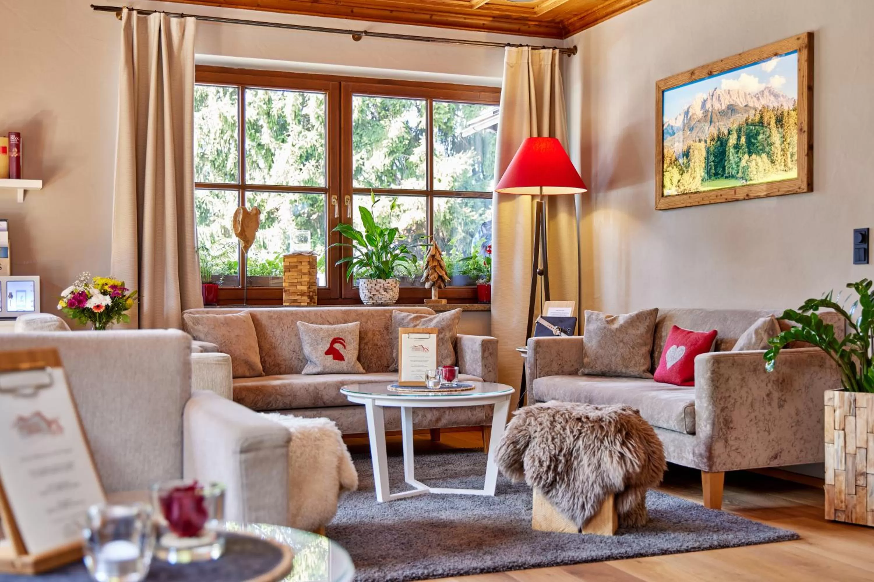 Communal lounge/ TV room in Hotel Zugspitze