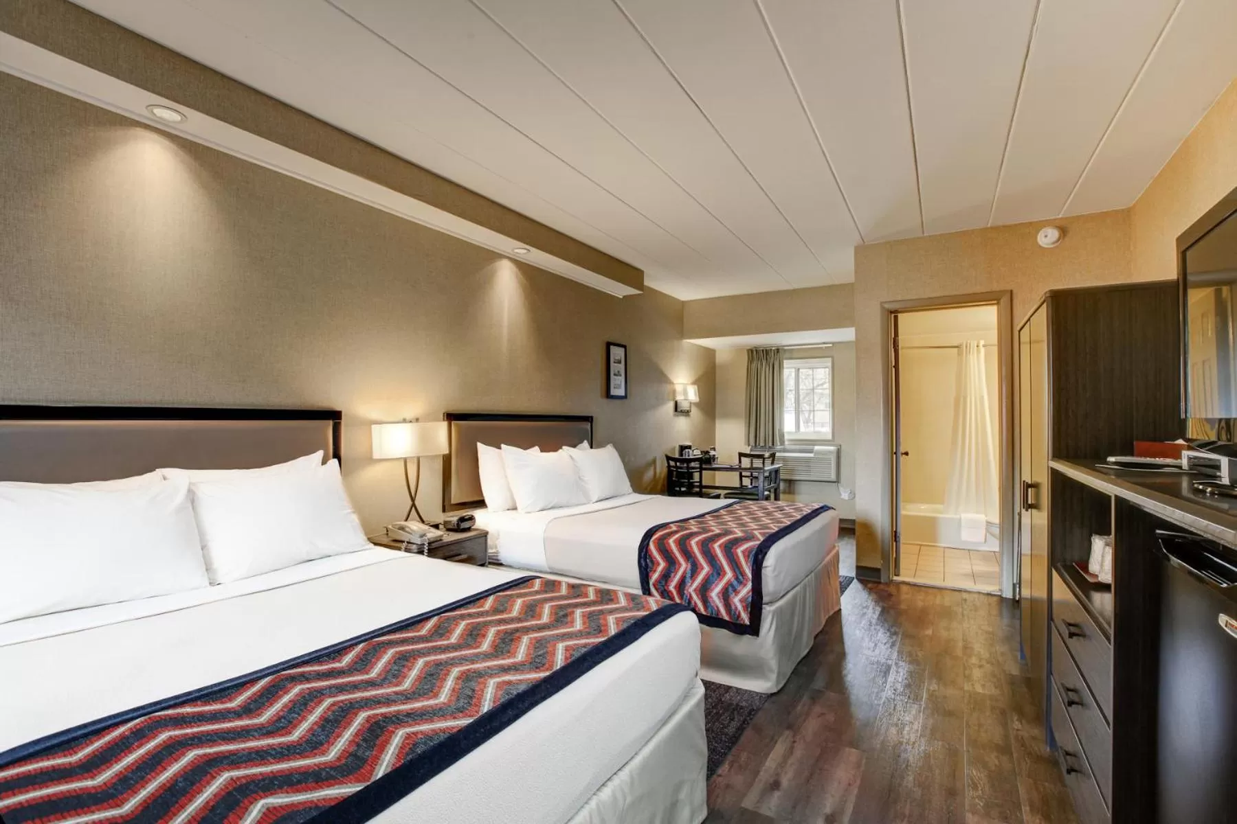 Bed in Carlton Inn Midway