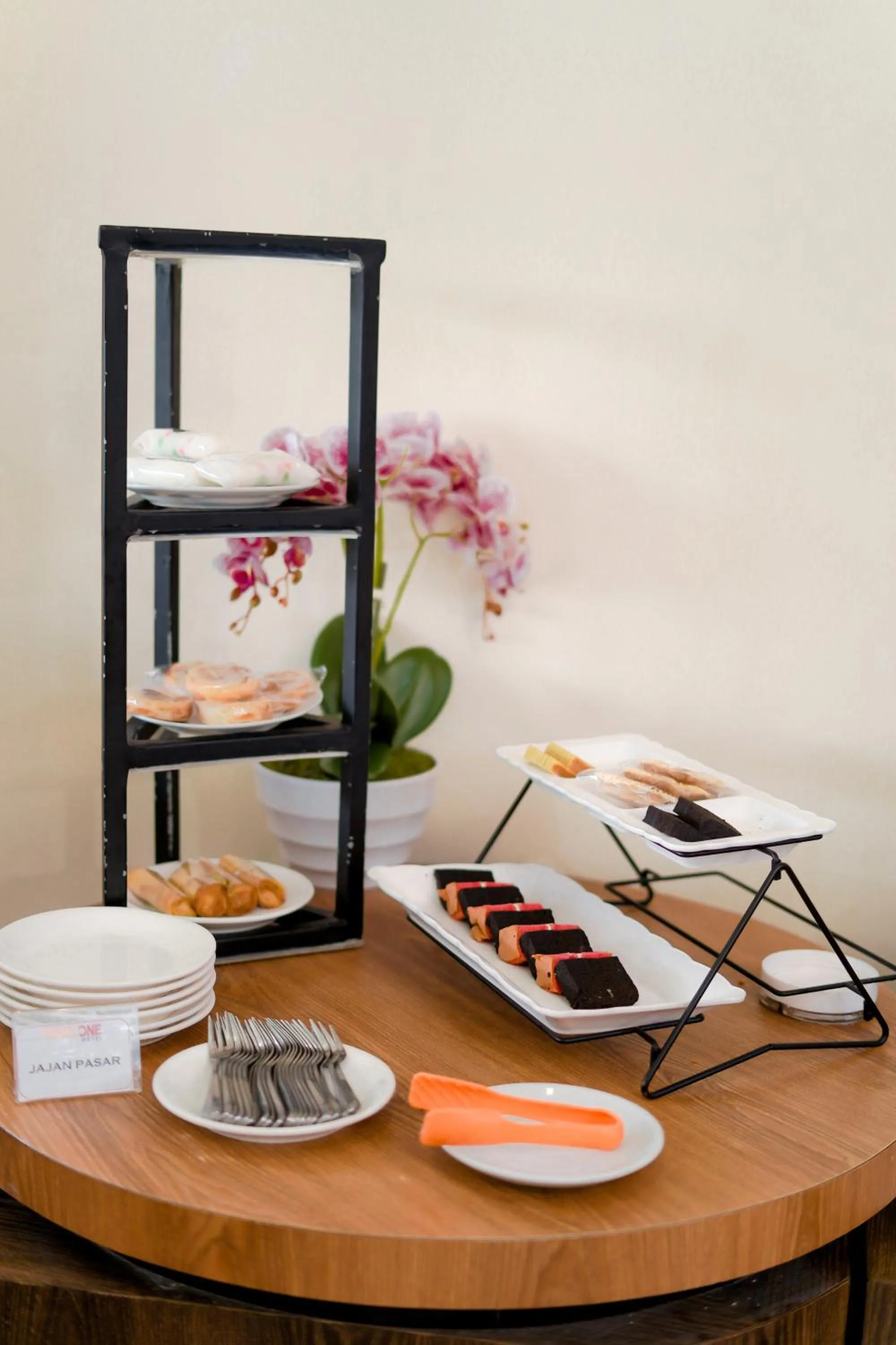 Restaurant/places to eat in Front One Hotel Purwodadi