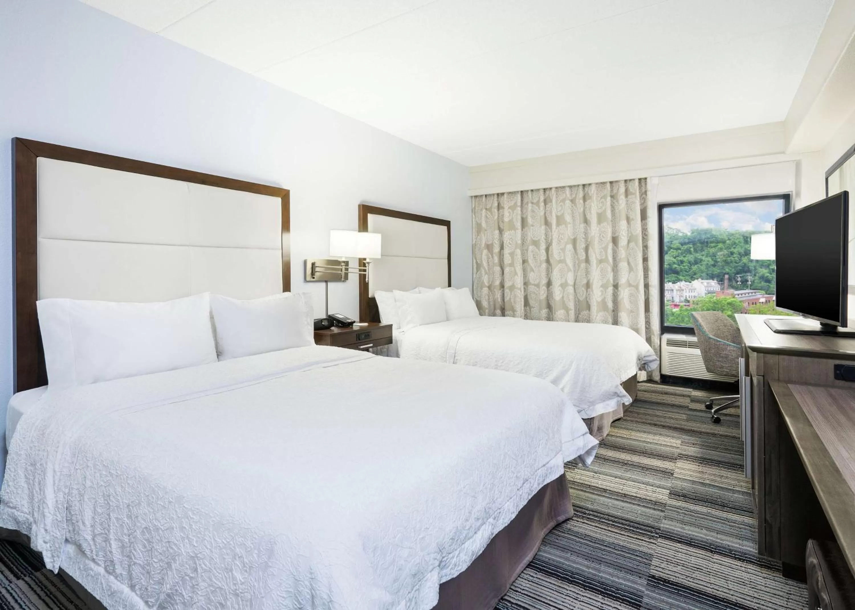 Bedroom in Hampton Inn Pittsburgh University Medical Center