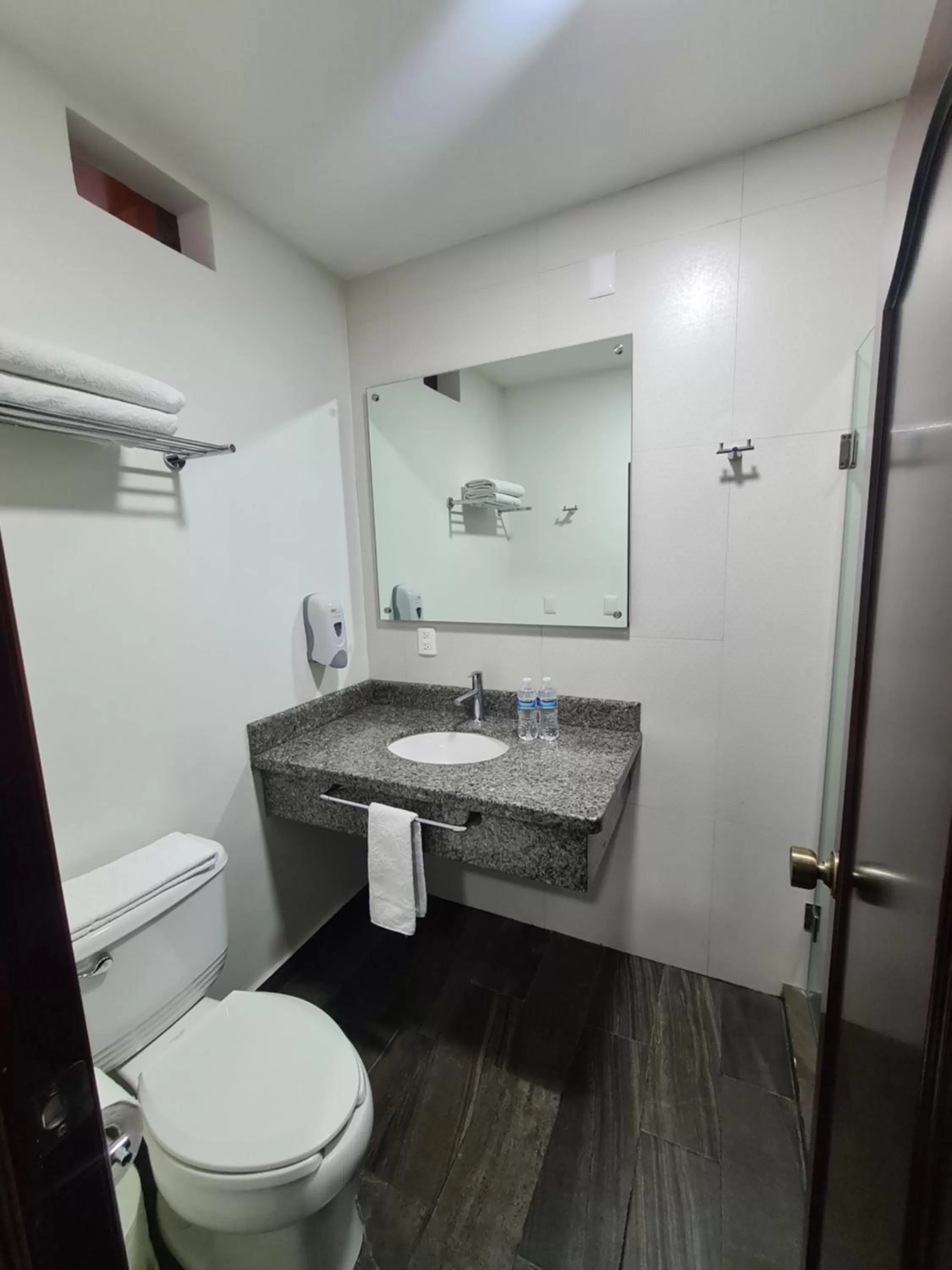 Bathroom in HOTEL FINA INN