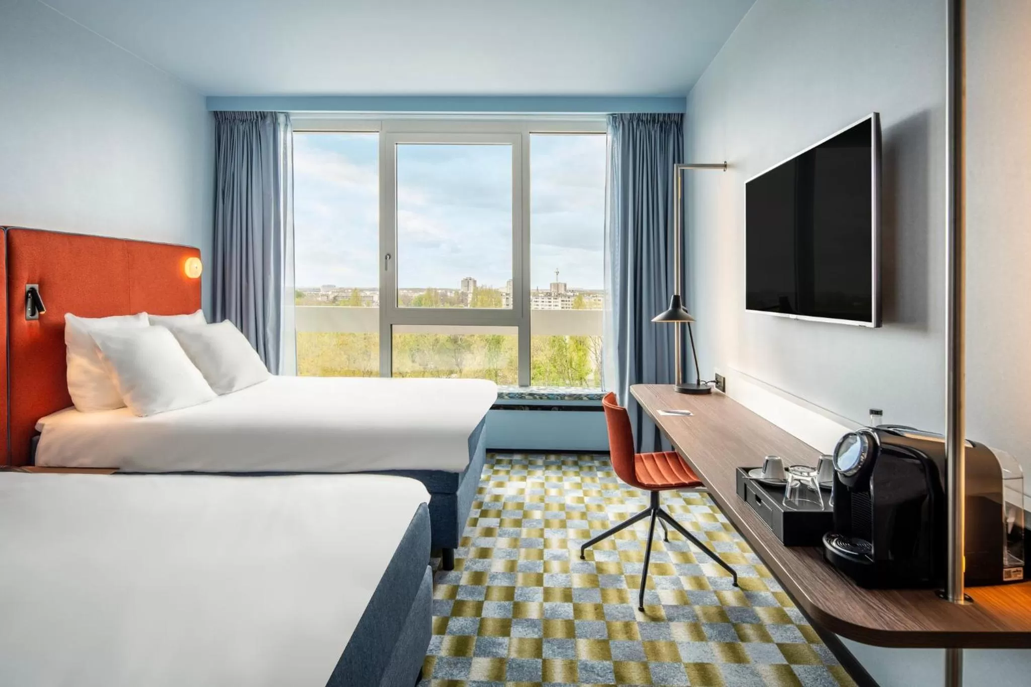 Photo of the whole room, Bed in Crowne Plaza Antwerpen by IHG