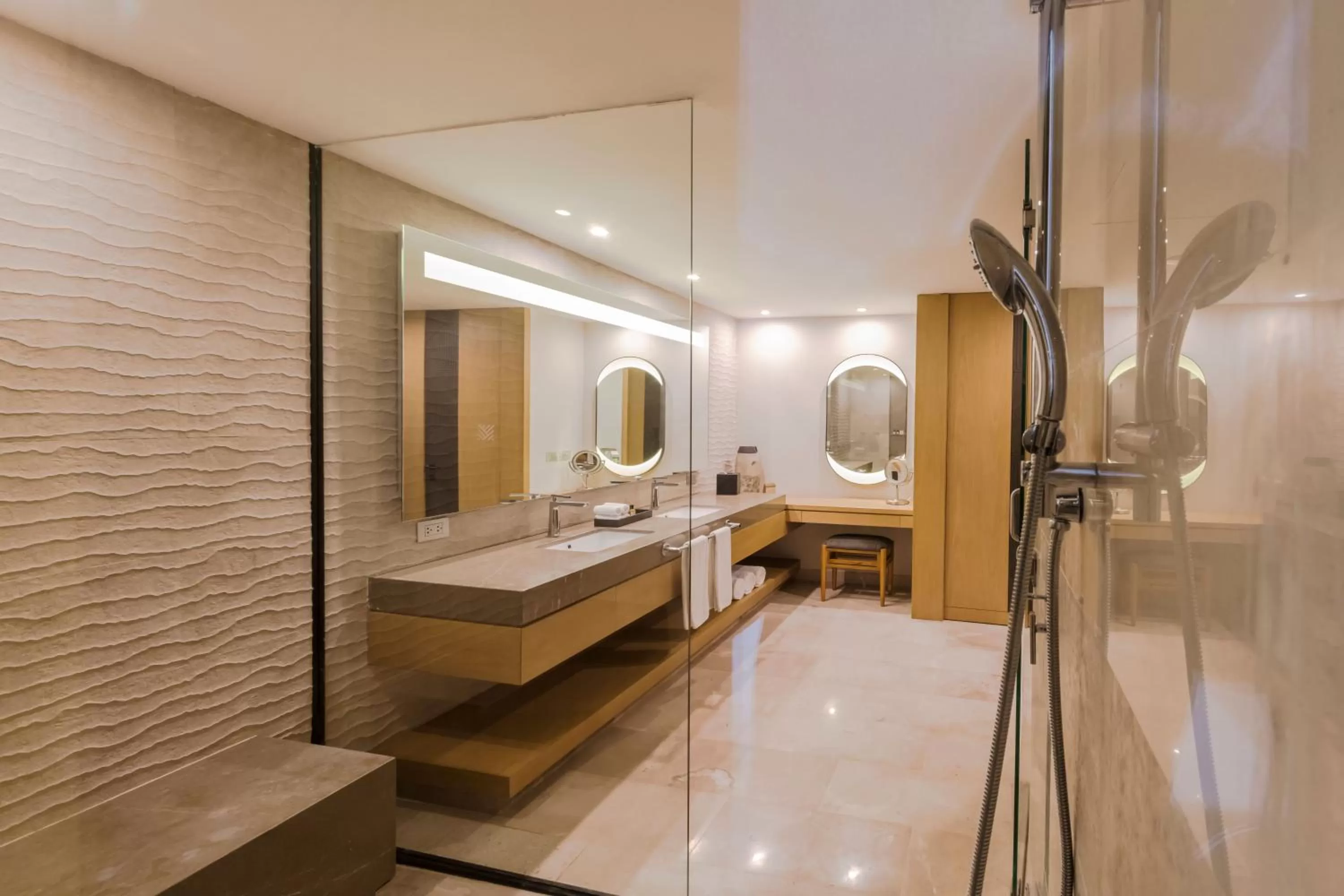 Shower, Bed in Haven Riviera Cancun - All Inclusive - Adults Only