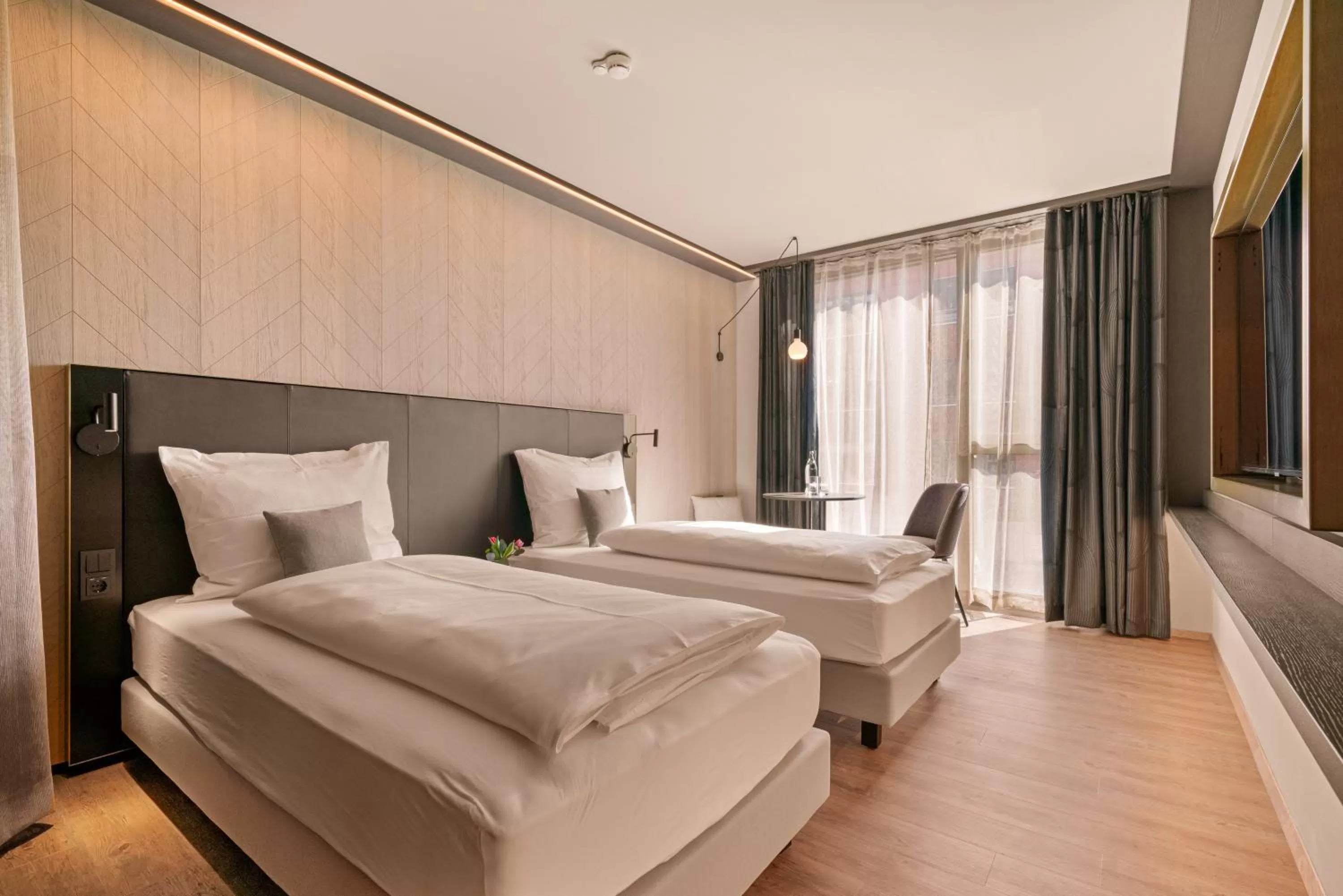 Photo of the whole room, Bed in Lukullum