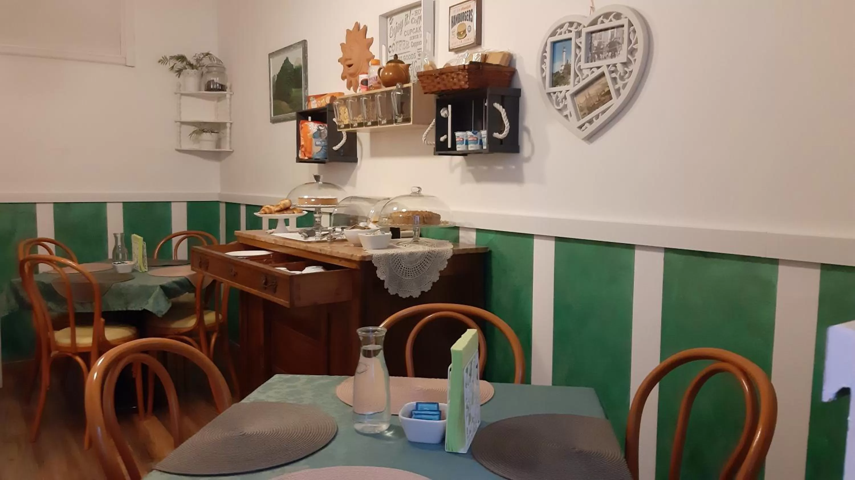 Dining area in Bed & Chic bed & breakfast