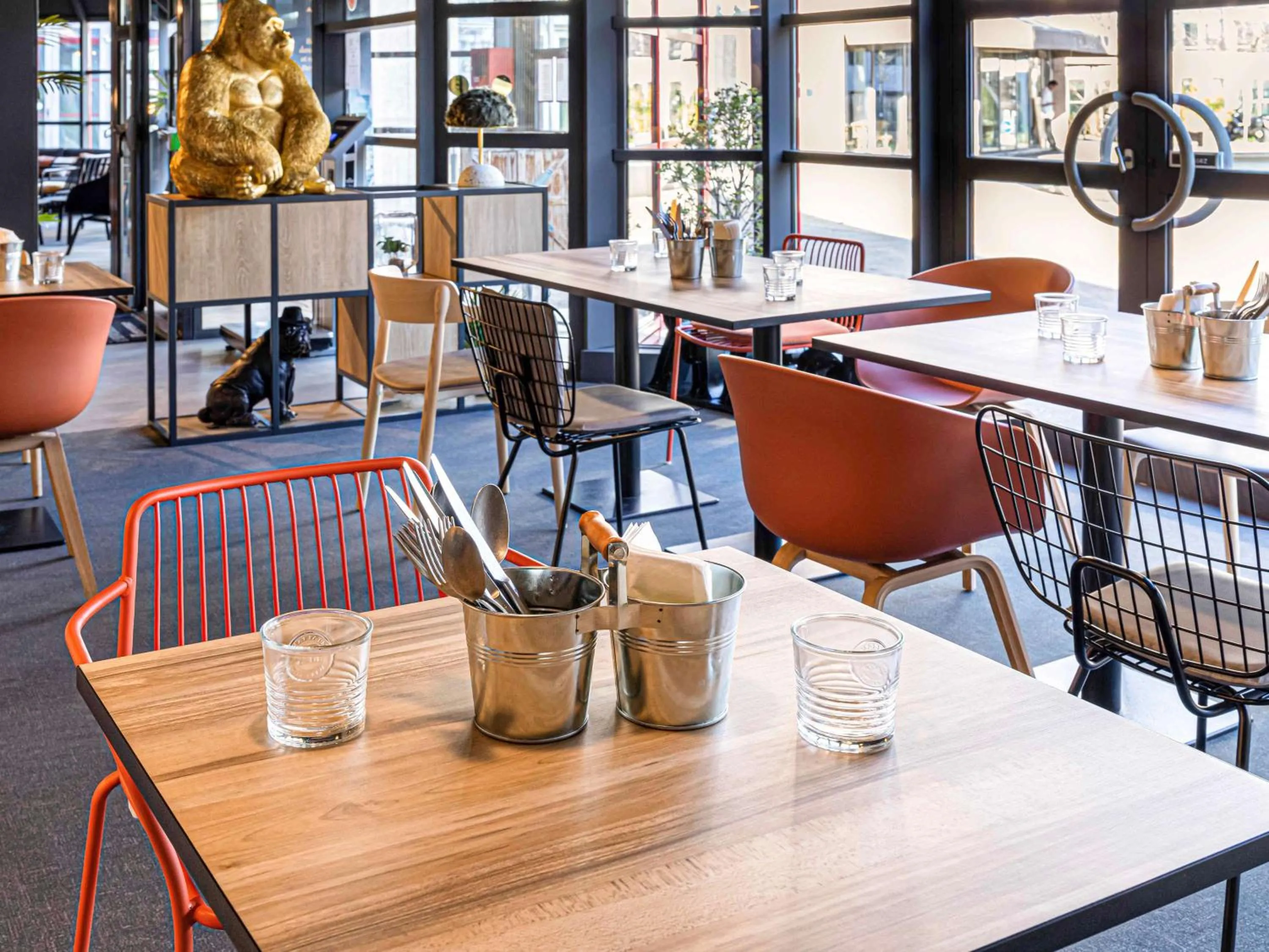 Restaurant/places to eat in ibis Nanterre La Défense