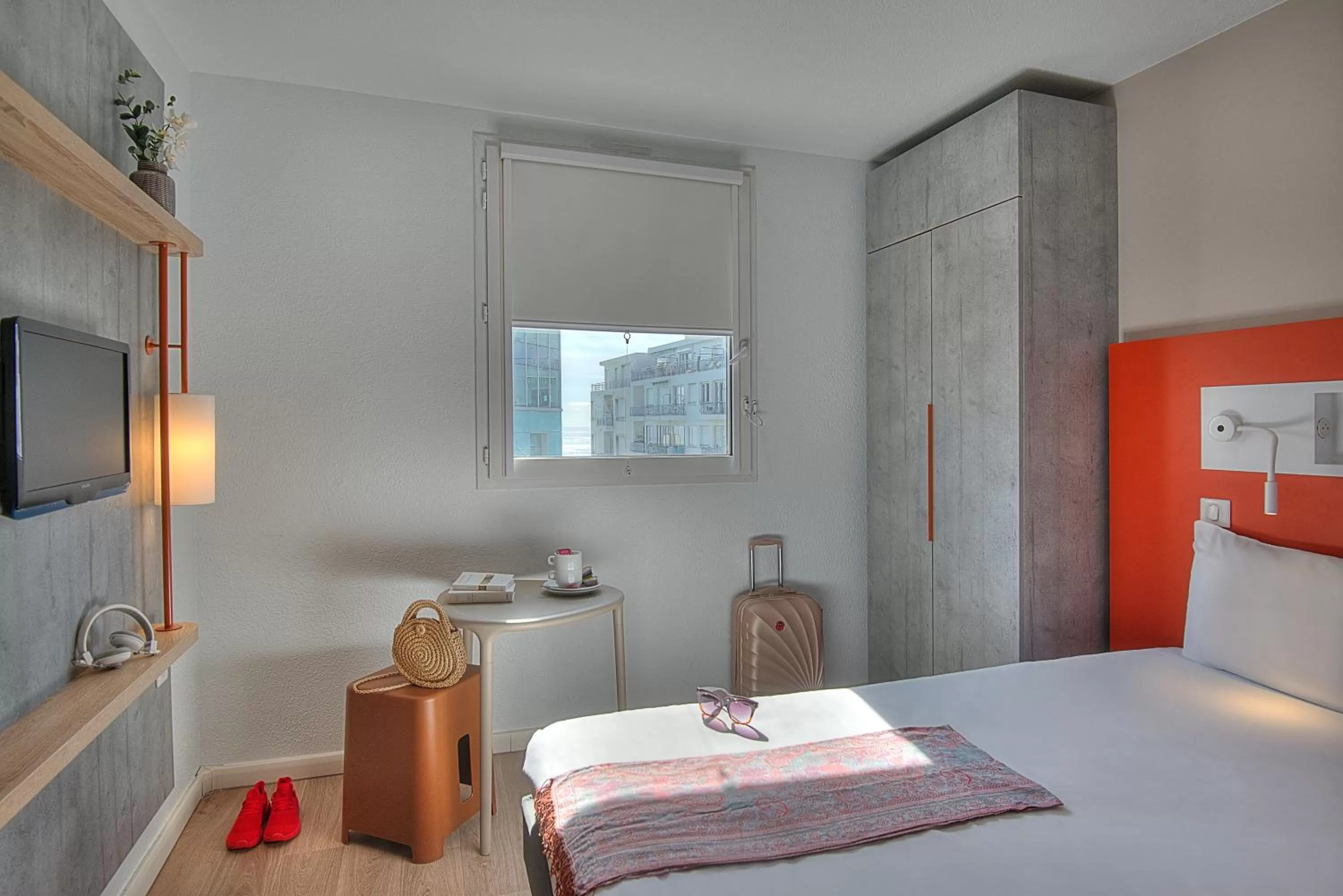 Photo of the whole room, Bed in ibis budget Nice Californie Lenval