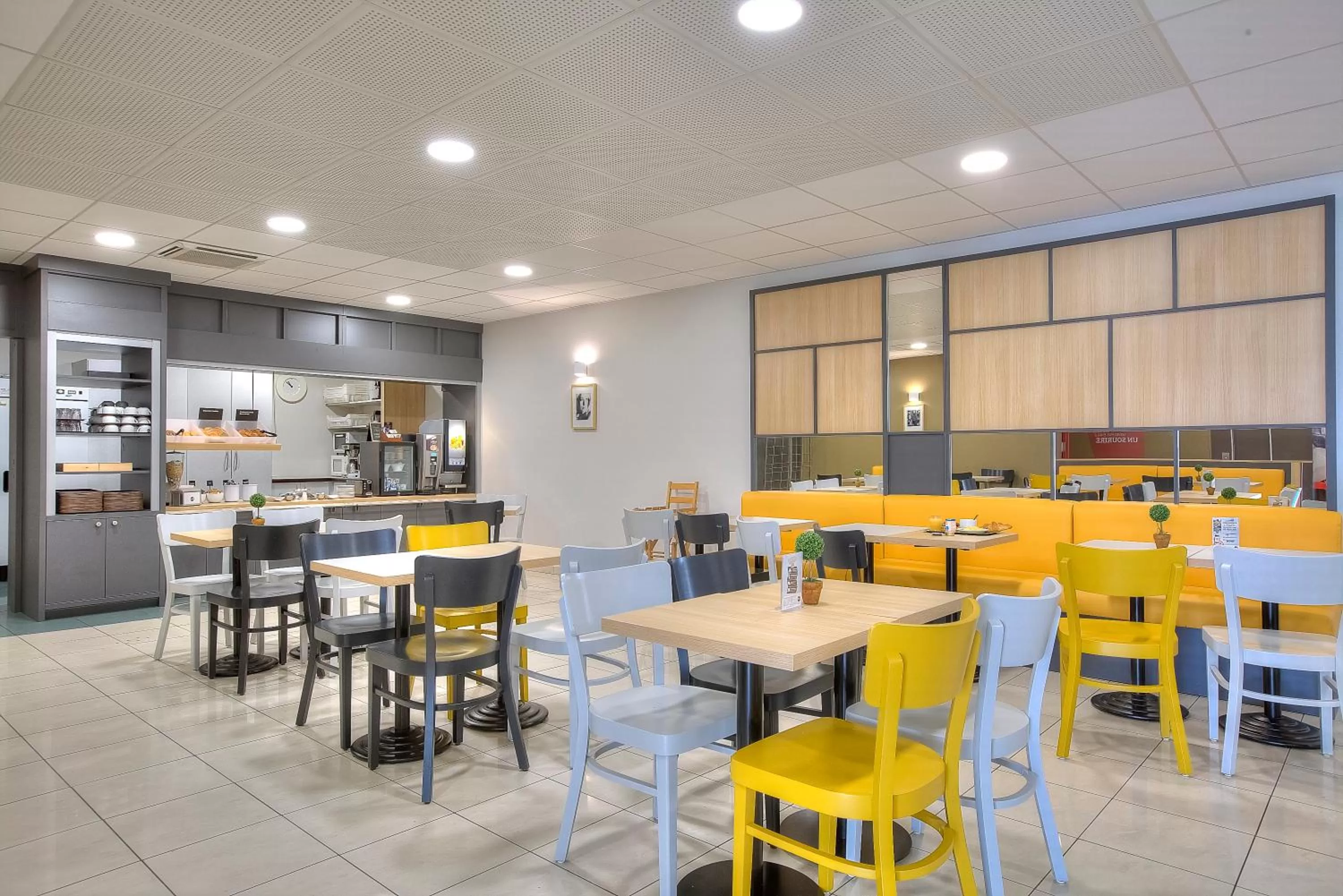 Buffet breakfast in B&B HOTEL Dreux Centre