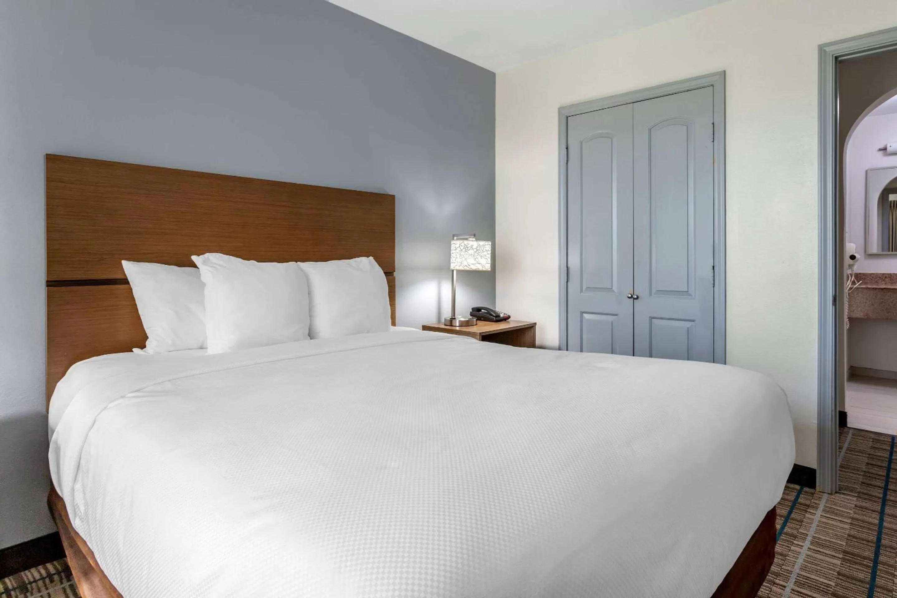 Photo of the whole room, Bed in MainStay Suites Port Arthur - Beaumont South