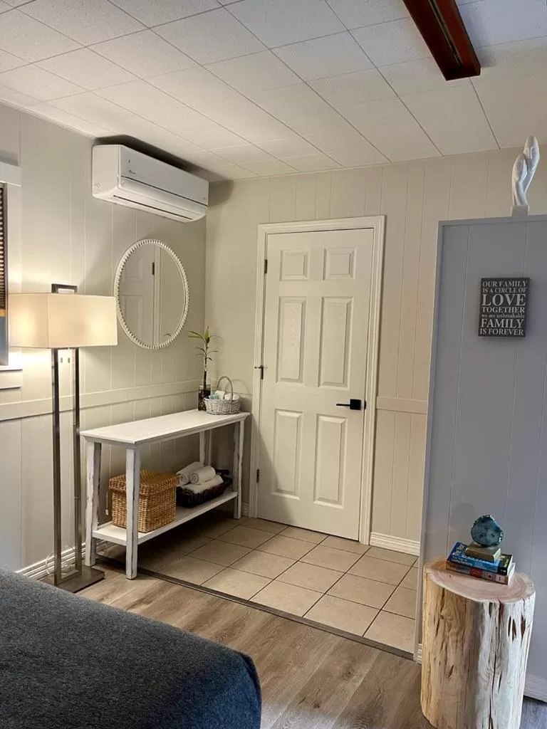 hair dresser, TV/Entertainment Center in Barefoot Villas and Retreat