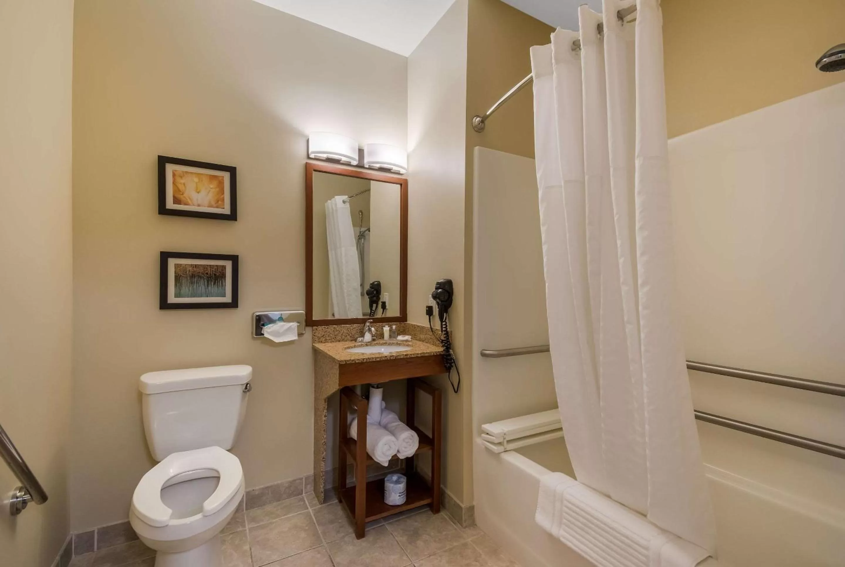 Bedroom in Comfort Inn & Suites Barnesville - Frackville