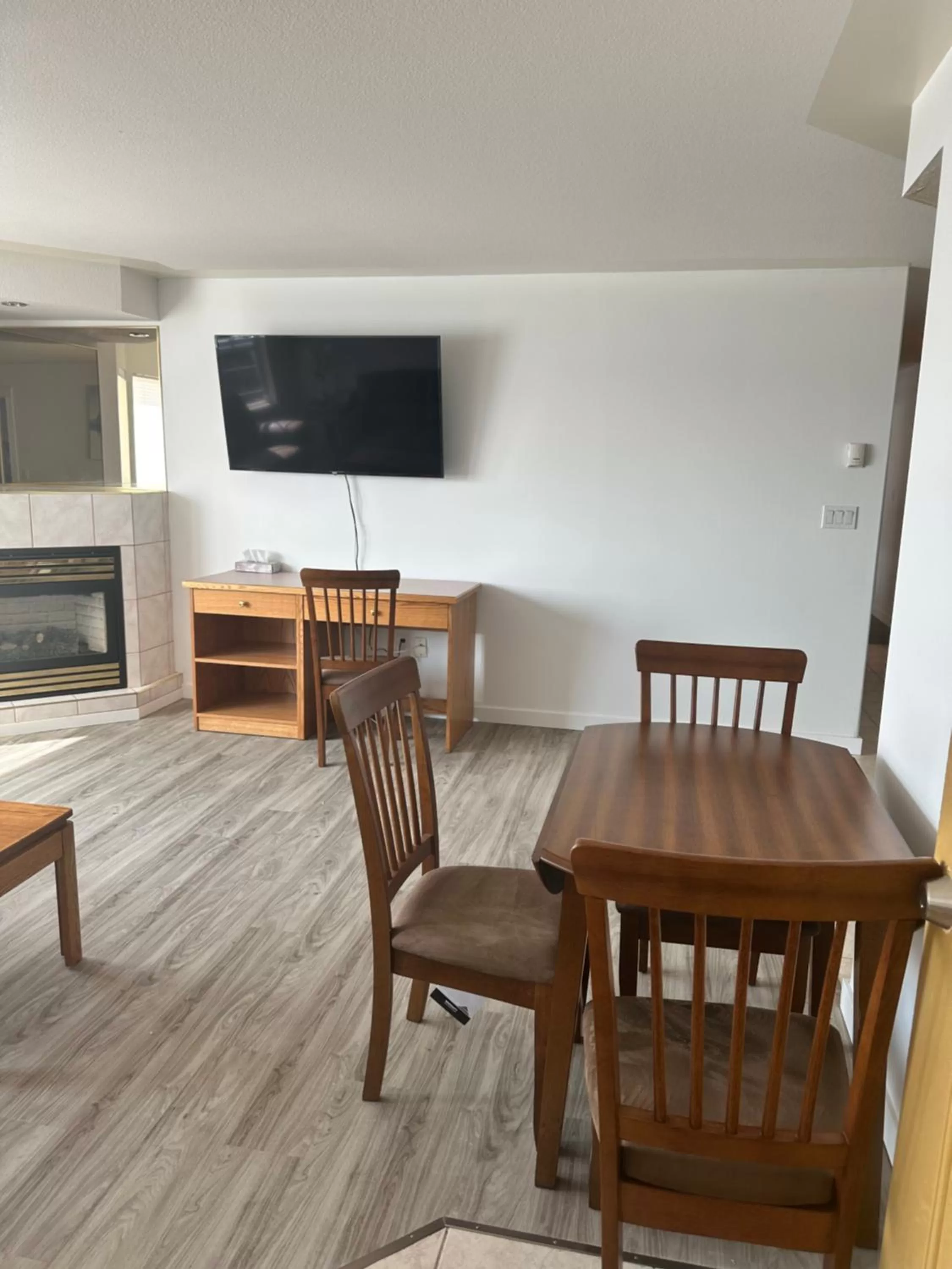 Communal lounge/ TV room, TV/Entertainment Center in Western Budget Motel East Red Deer