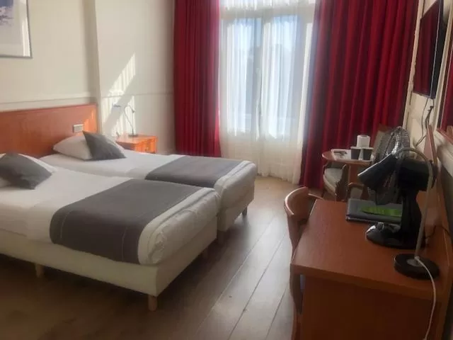 Photo of the whole room, Bed in Delta Hotel City Center