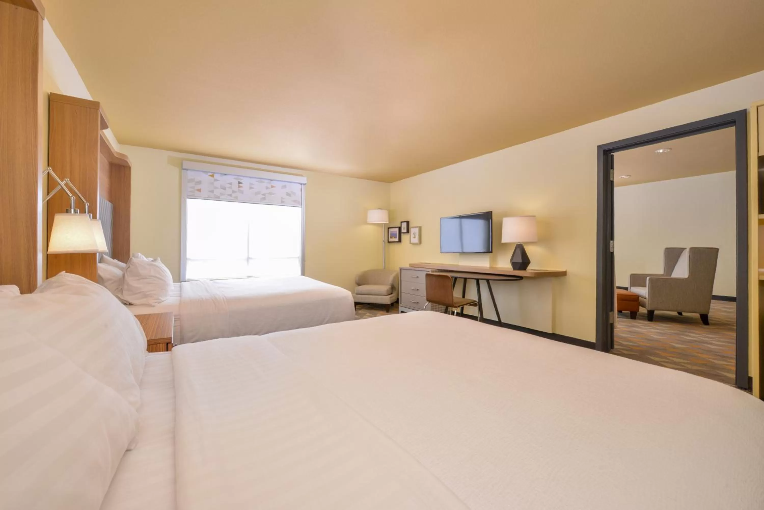 Photo of the whole room, Bed in Holiday Inn Kansas City Airport by IHG