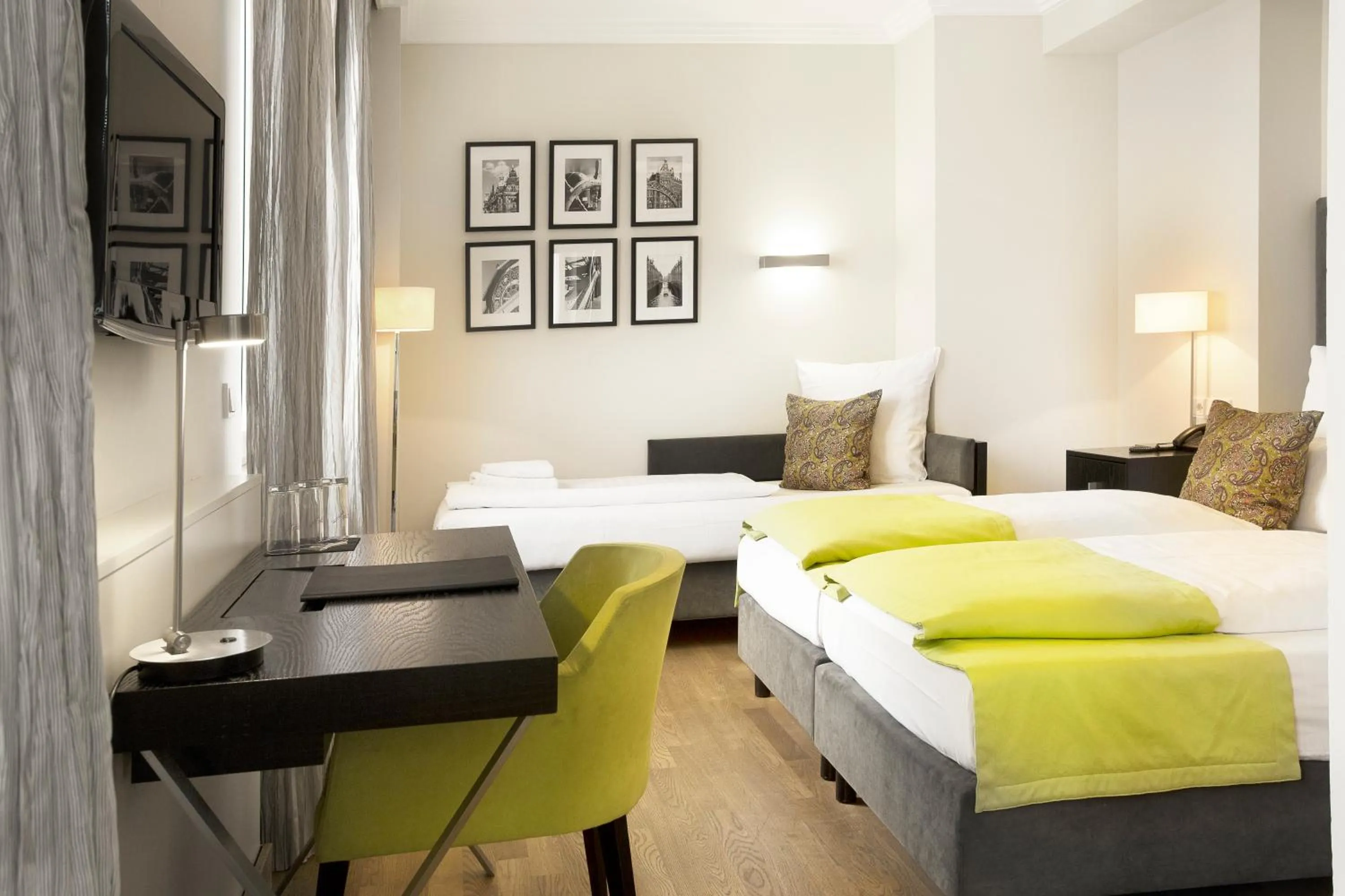 Photo of the whole room, Bed in Hotel Hamburger Hof