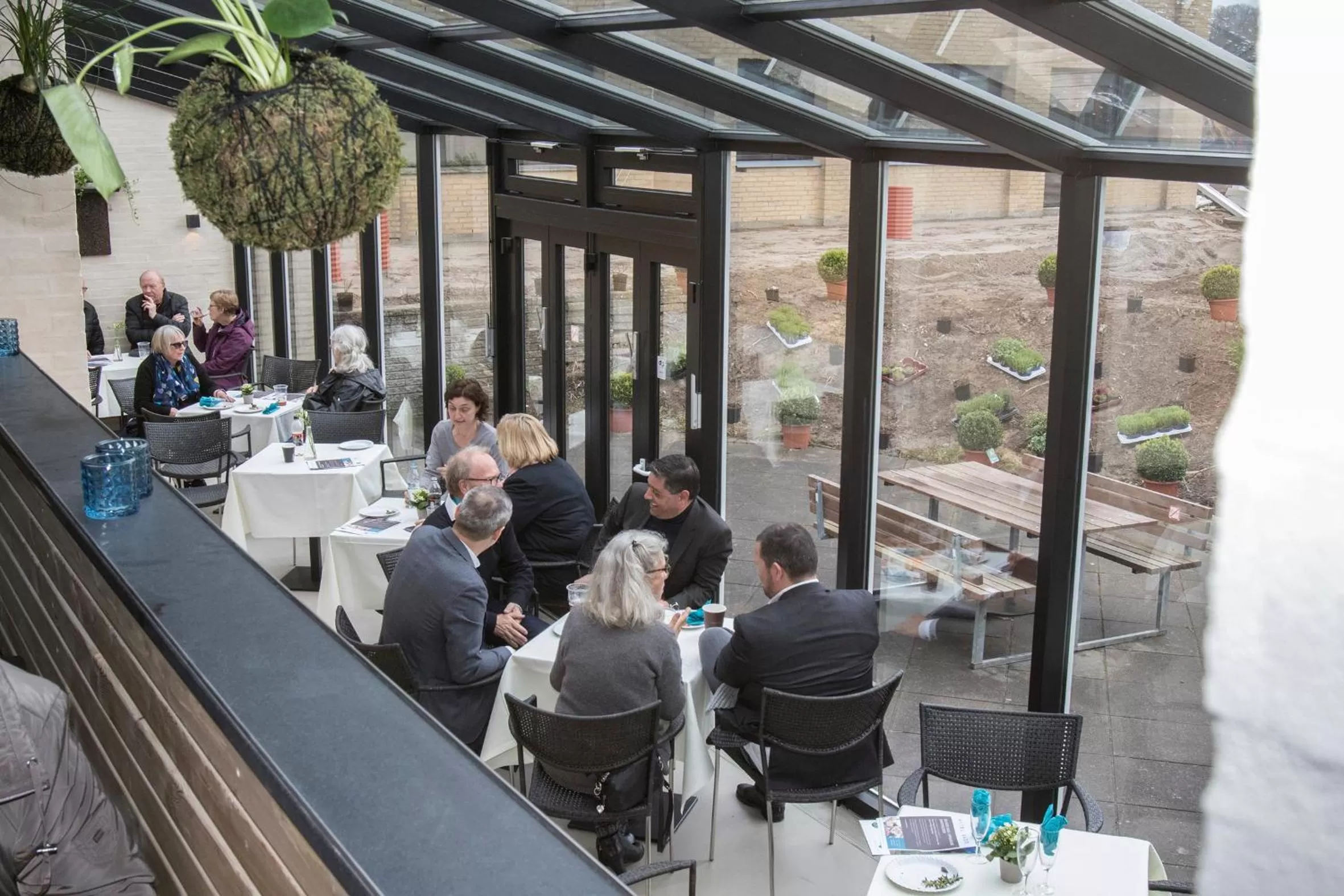 Restaurant/places to eat in Hotel 6400