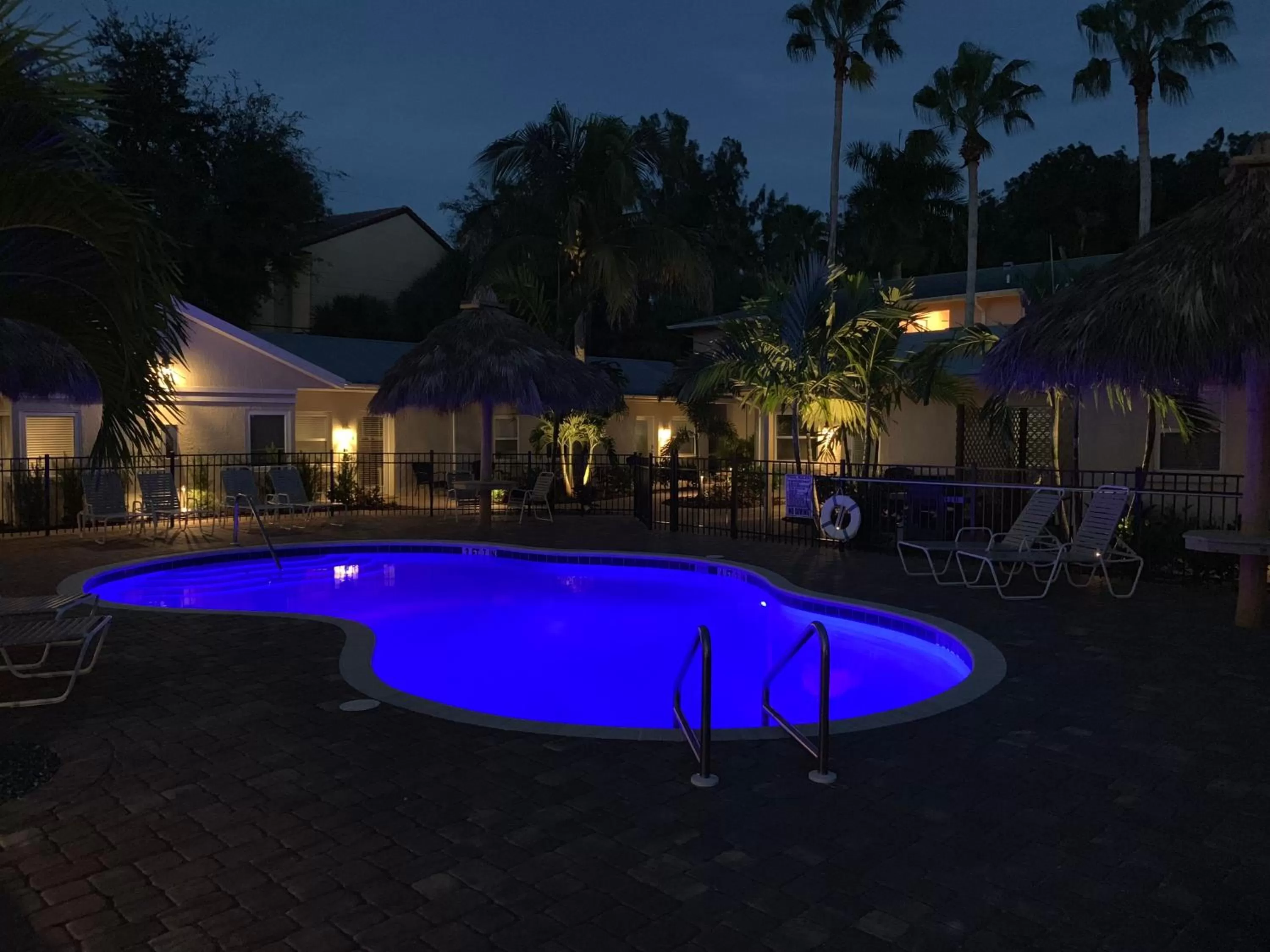 Swimming pool in Twin Palms at Siesta