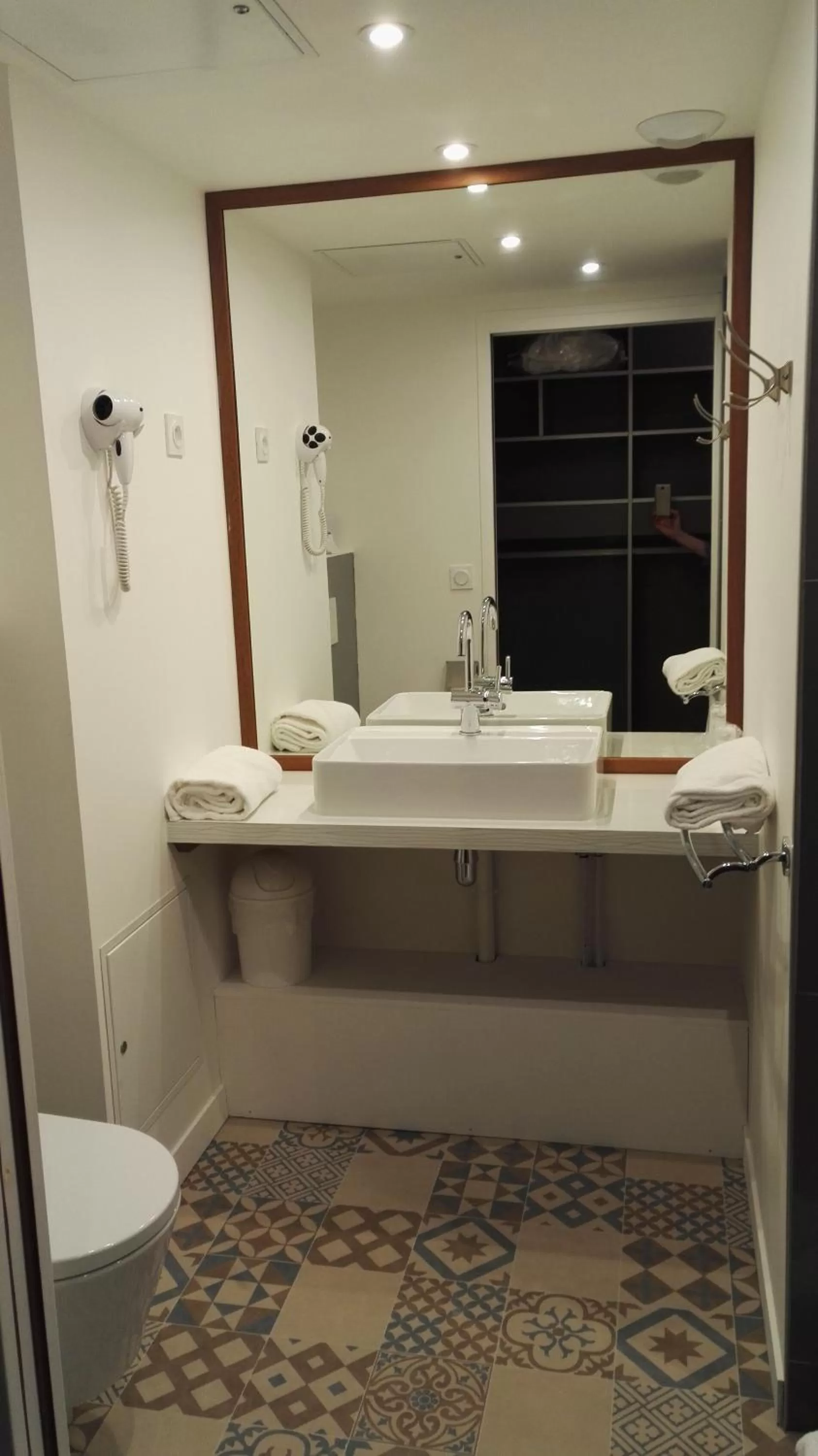 Shower in Hotel Libera Caen Colombelles