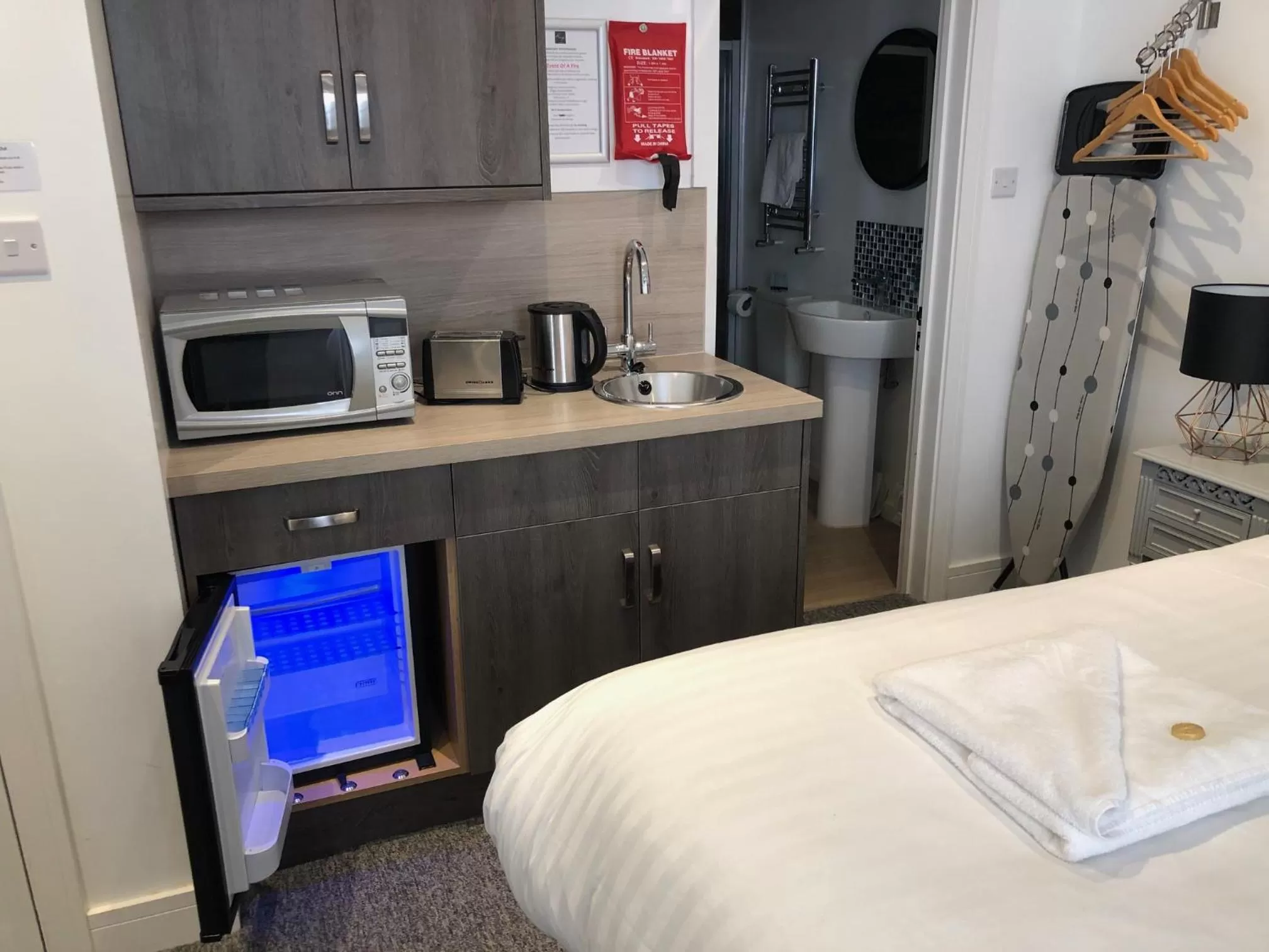 Kitchen or kitchenette, Bed in Kings Hotel