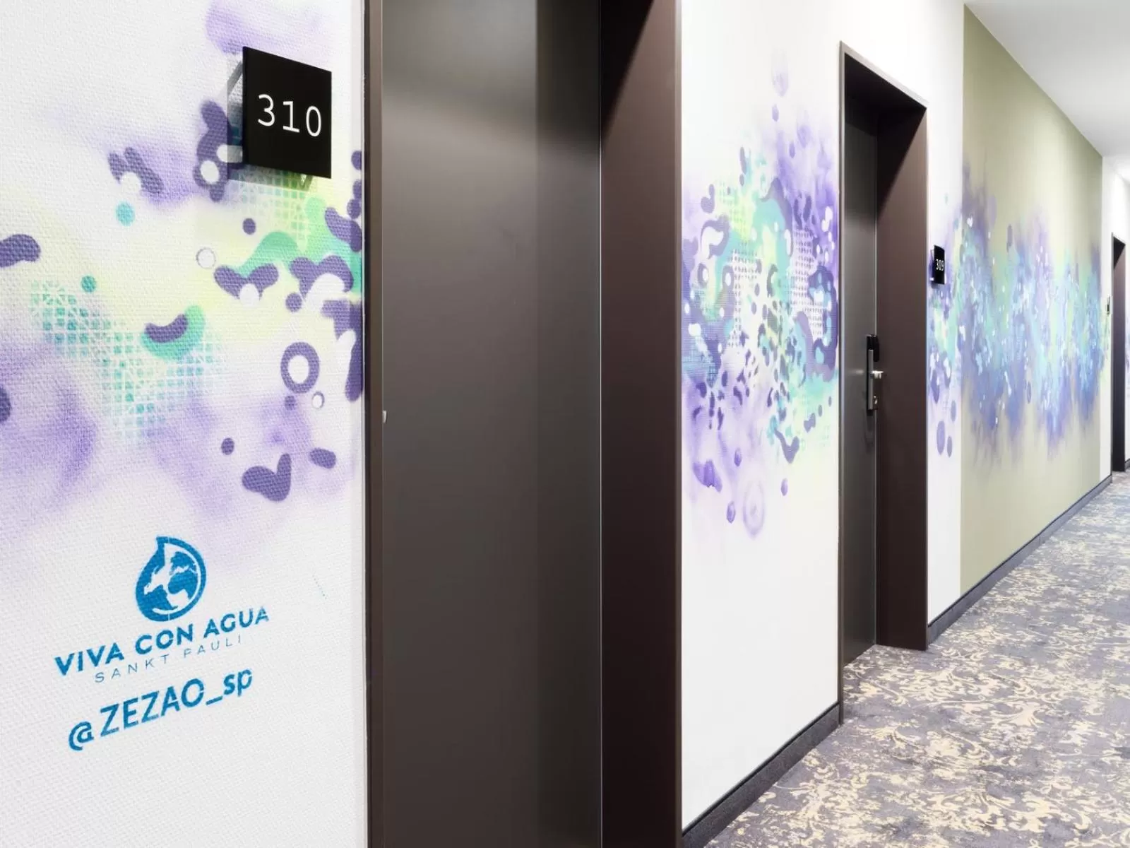 Logo/Certificate/Sign in Holiday Inn - the niu, Saddle Fürth by IHG