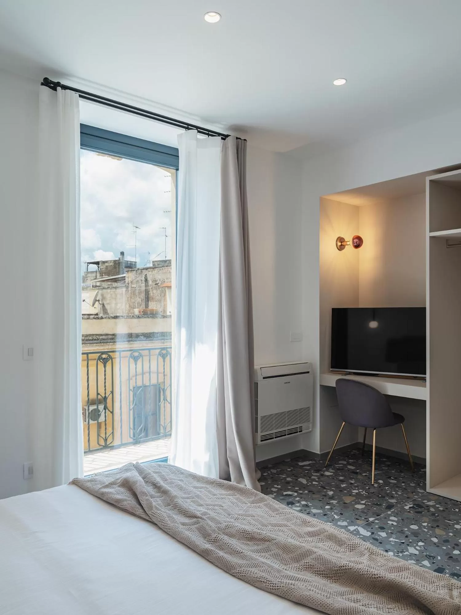 Bedroom, Bed in Living u HomeSuites