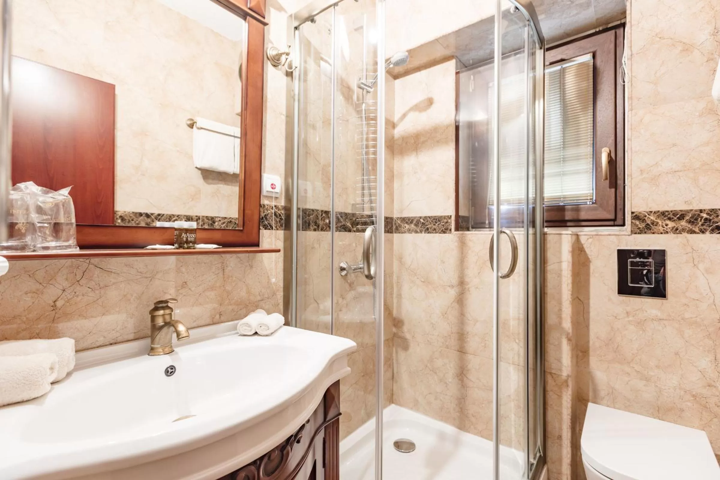 Bathroom in Hotel Senigallia