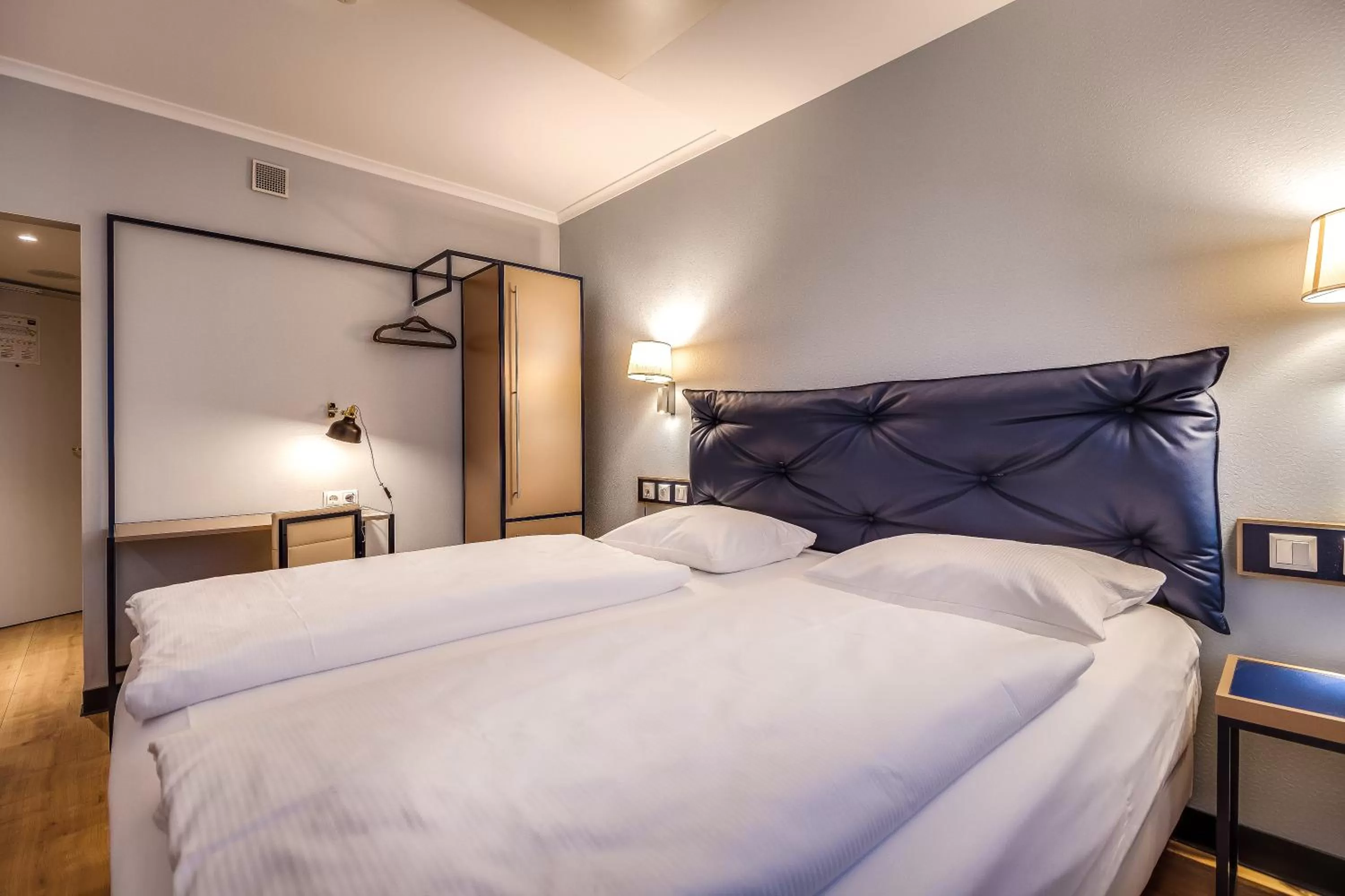 Photo of the whole room, Bed in Congress Hotel Chemnitz