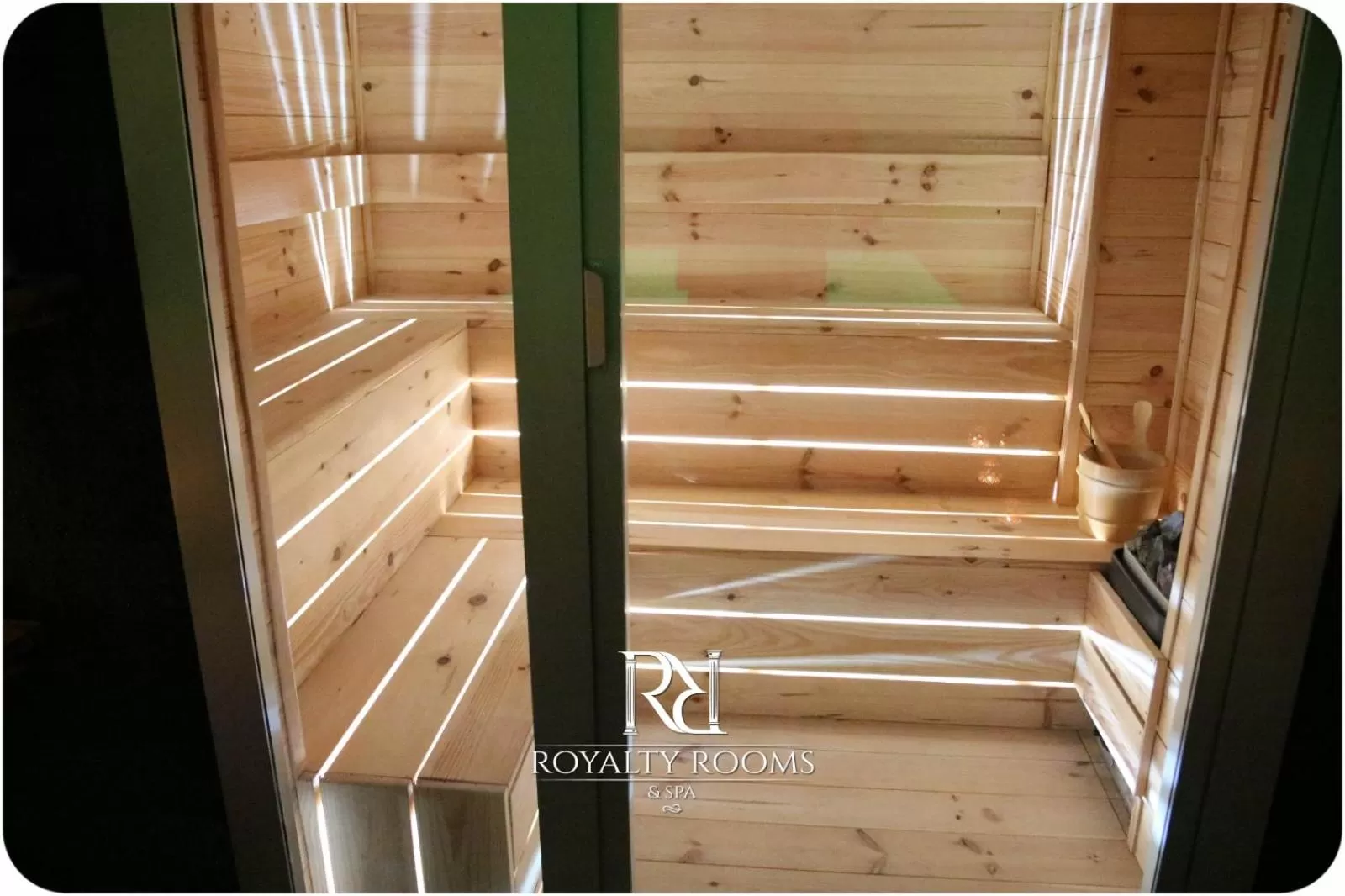 Sauna in Royalty Rooms & Spa