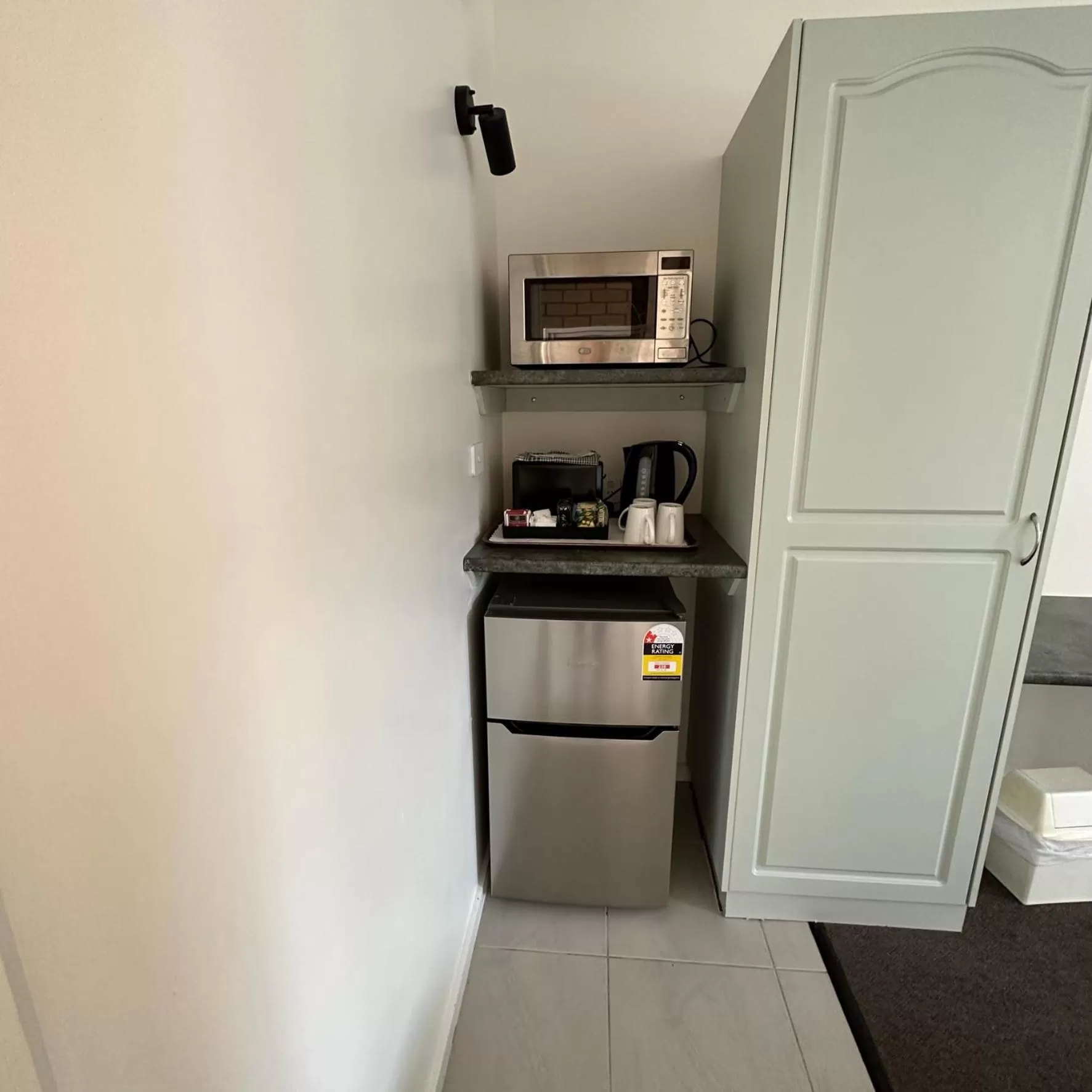 Kitchen or kitchenette in SHEPPARTON MOTOR INN Tudor House Motel