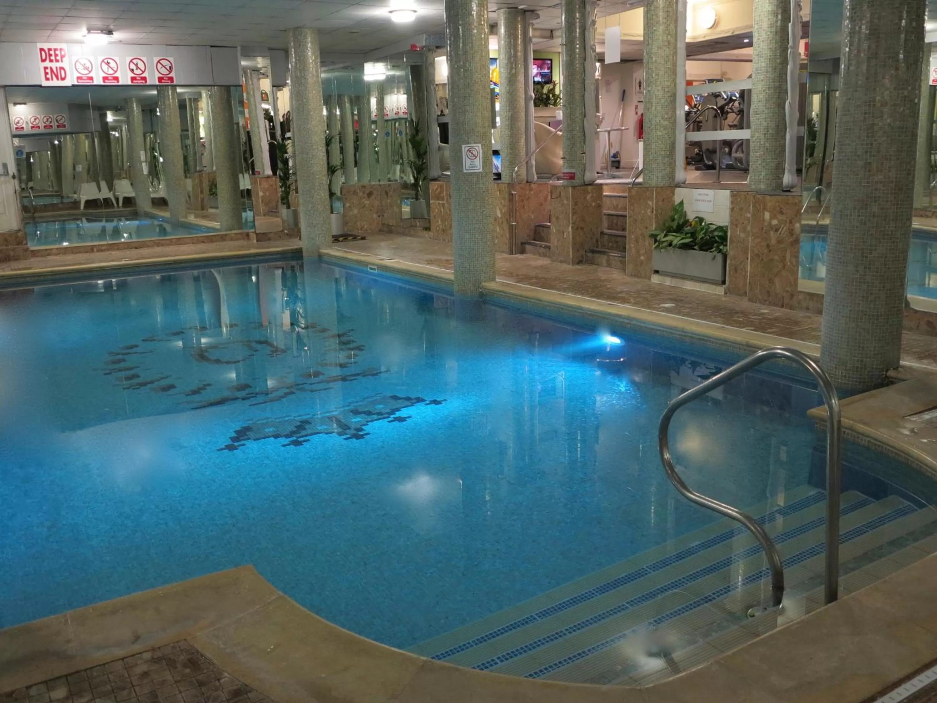 Swimming pool in Queens Hotel & Spa