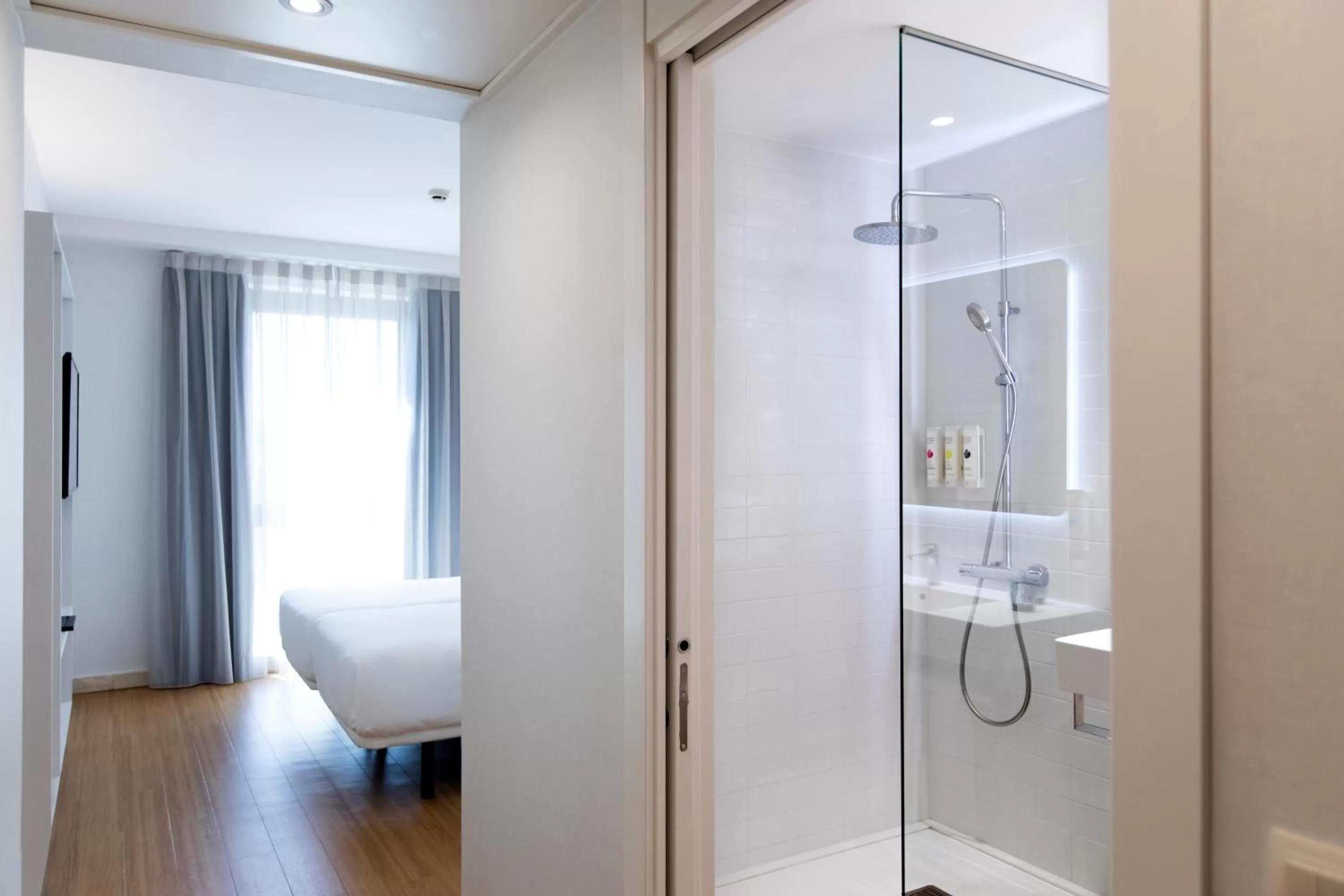 Bathroom, Bed in Hotel Salamanca Montalvo