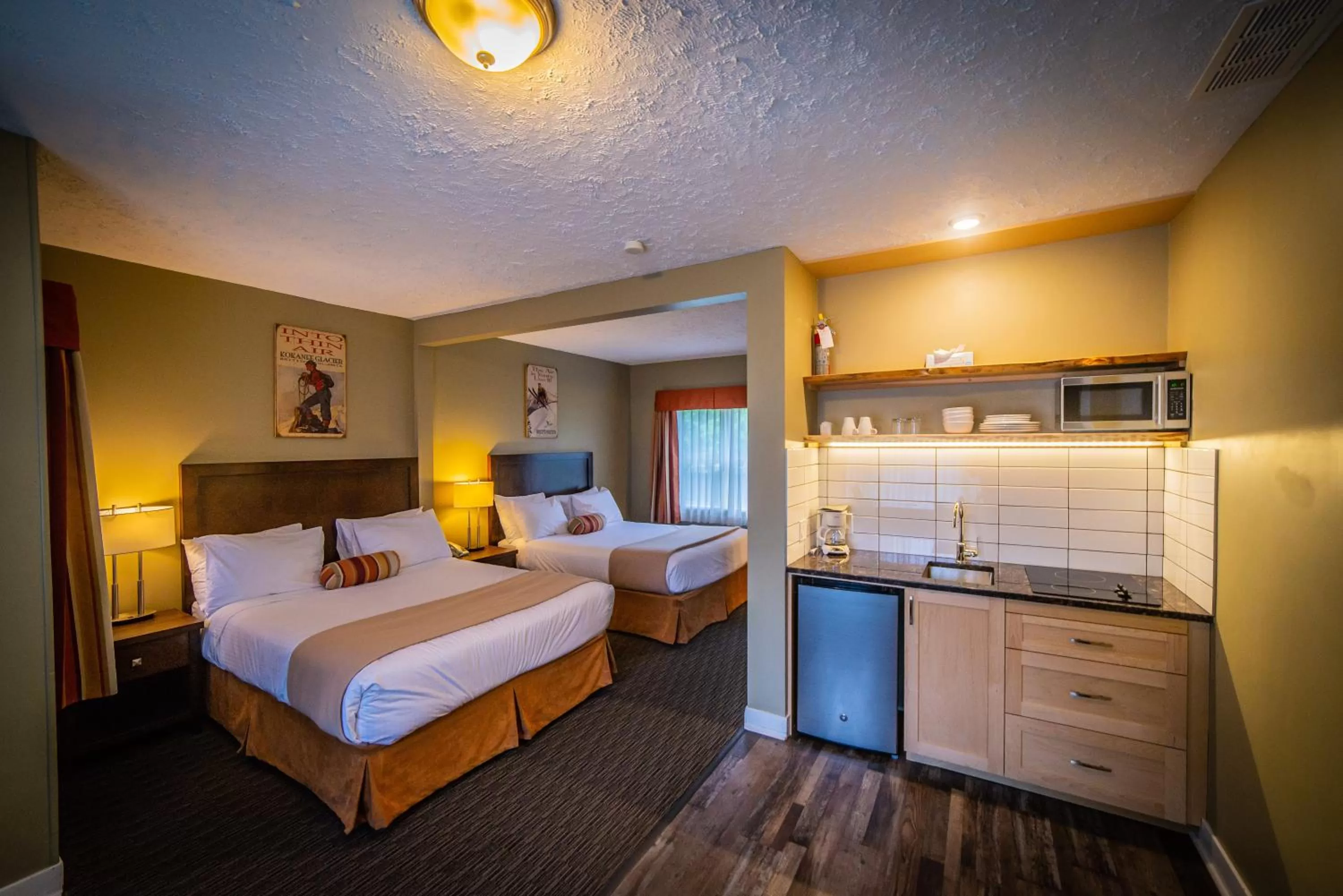 Kitchen or kitchenette, Bed in Alpine Inn & Suites