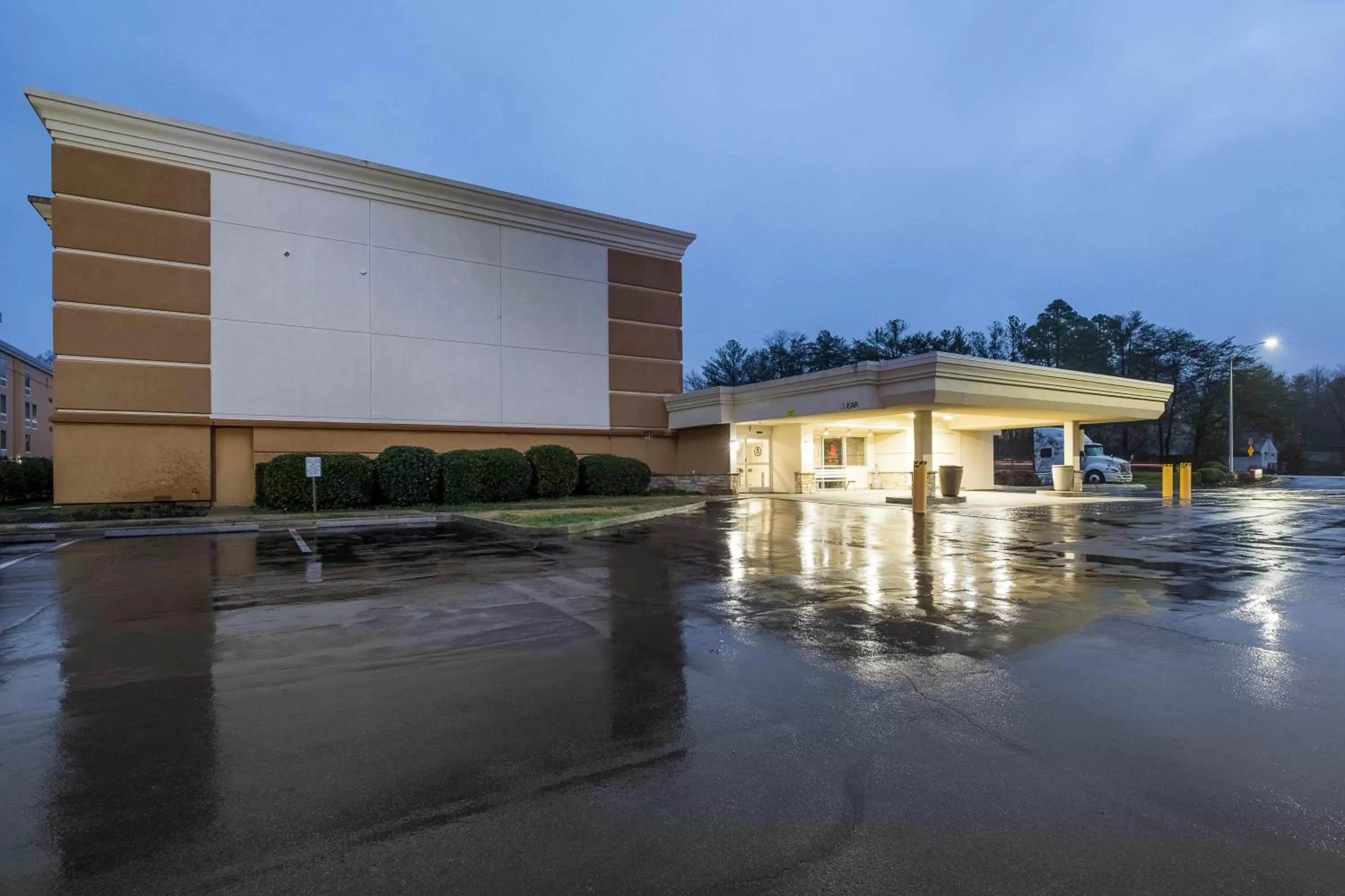 Property building in Red Roof Inn Knoxville Central – Papermill Road
