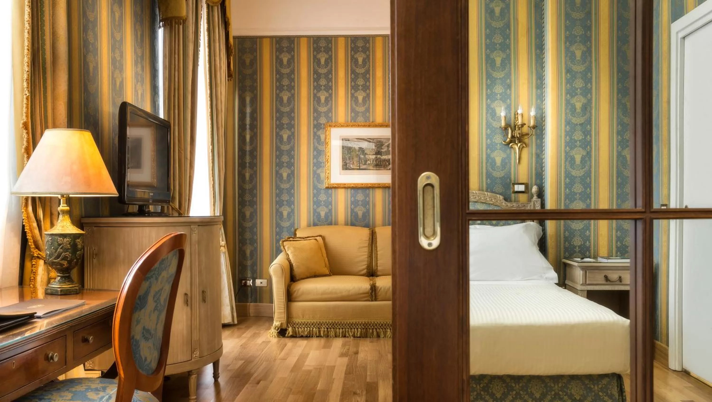 Living room, Bed in Sina De La Ville