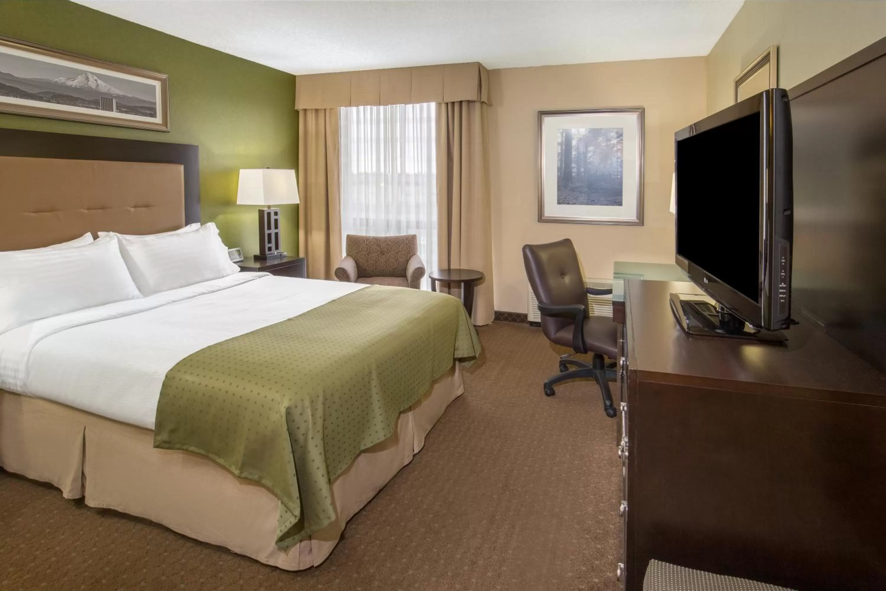 Photo of the whole room, Bed in Holiday Inn Portland-Airport I-205 by IHG
