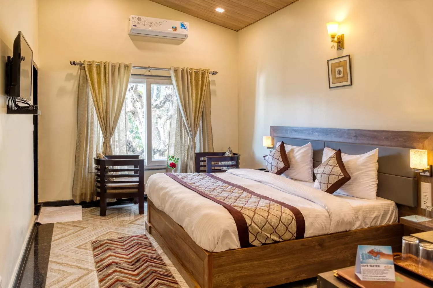 Photo of the whole room, Bed in The Walnut Creek